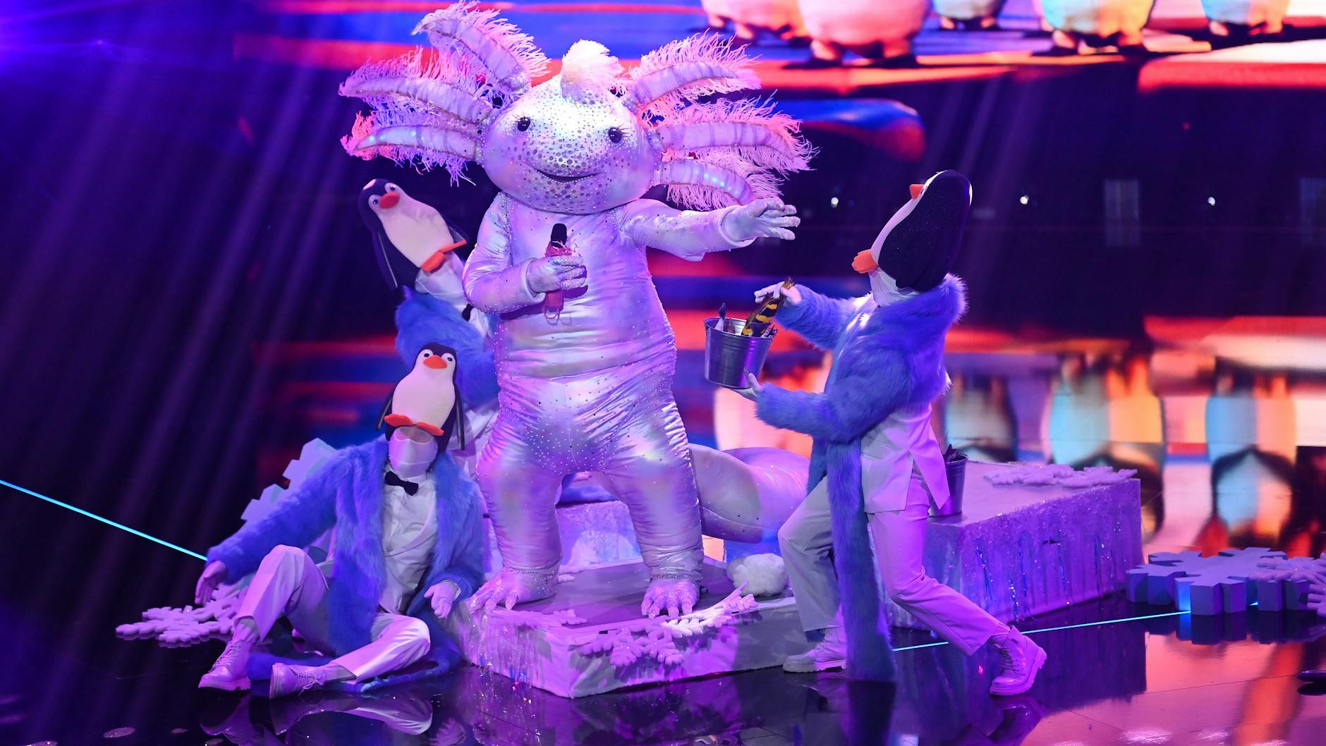 Das Axolotl beim Auftritt auf der Bühne von „The Masked Singer“. Welcher Promi steckt wohl im Kostüm?