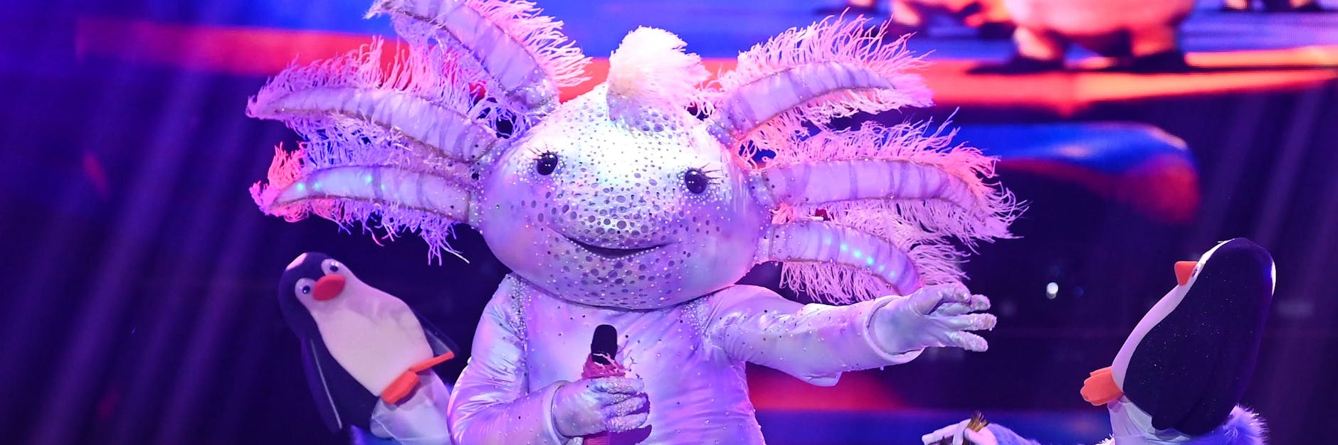Das Axolotl beim Auftritt auf der Bühne von „The Masked Singer“. Welche Komikerin steckt wohl im Kostüm?