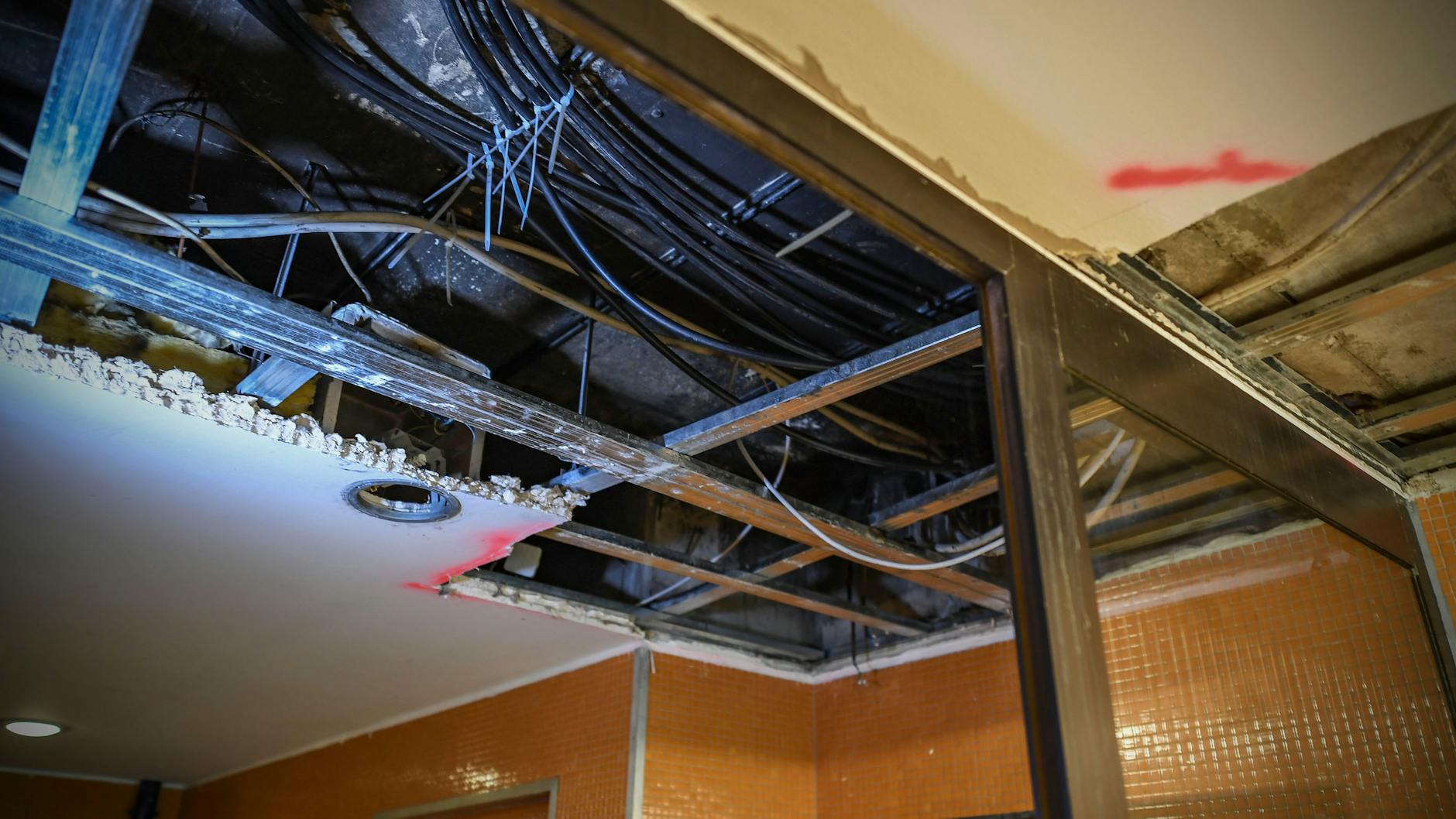 Im Eingangsbereich des Hauses am Blasewitzer Ring riecht es nach Rauch und es hängen Kabel von der Decke.