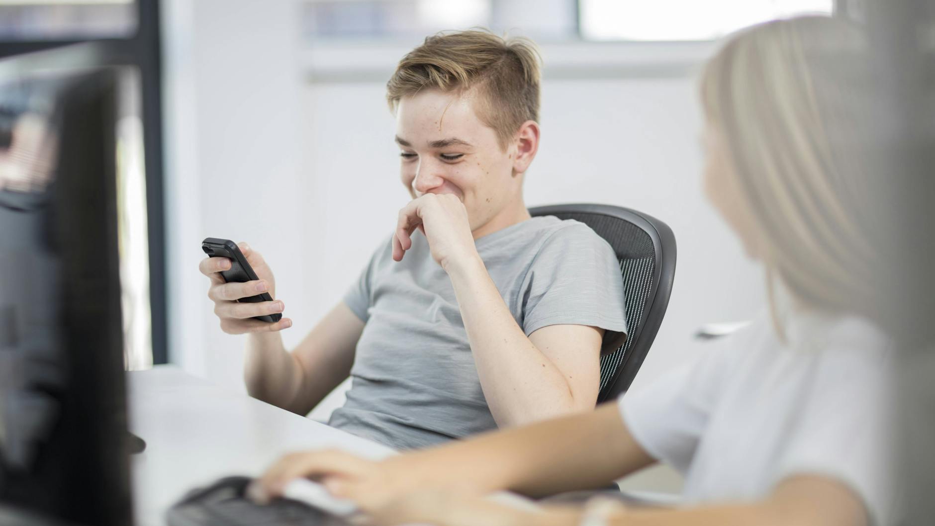 In Umfragen gibt ein Drittel der Kinder im Alter von 12 bis 15 Jahren zu, dass sie keine gute Balance zwischen Bildschirmzeit und anderen Aktivitäten haben. Das Handy wird immer mehr zur Sucht-Falle.