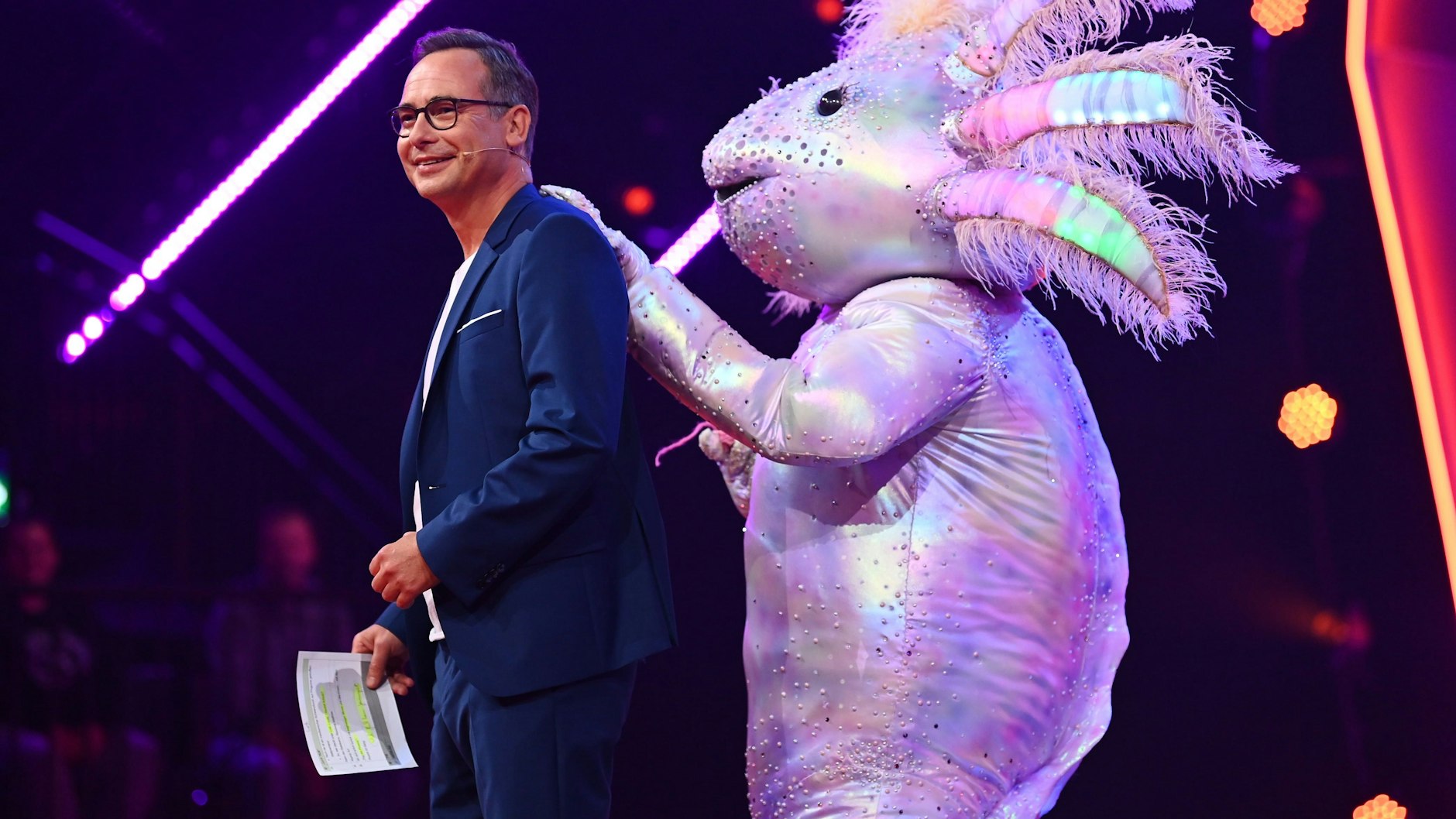 Einfach süß: Das Axolotl gemeinsam mit Moderator Matthias Opdenhövel bei „The Masked Singer“.