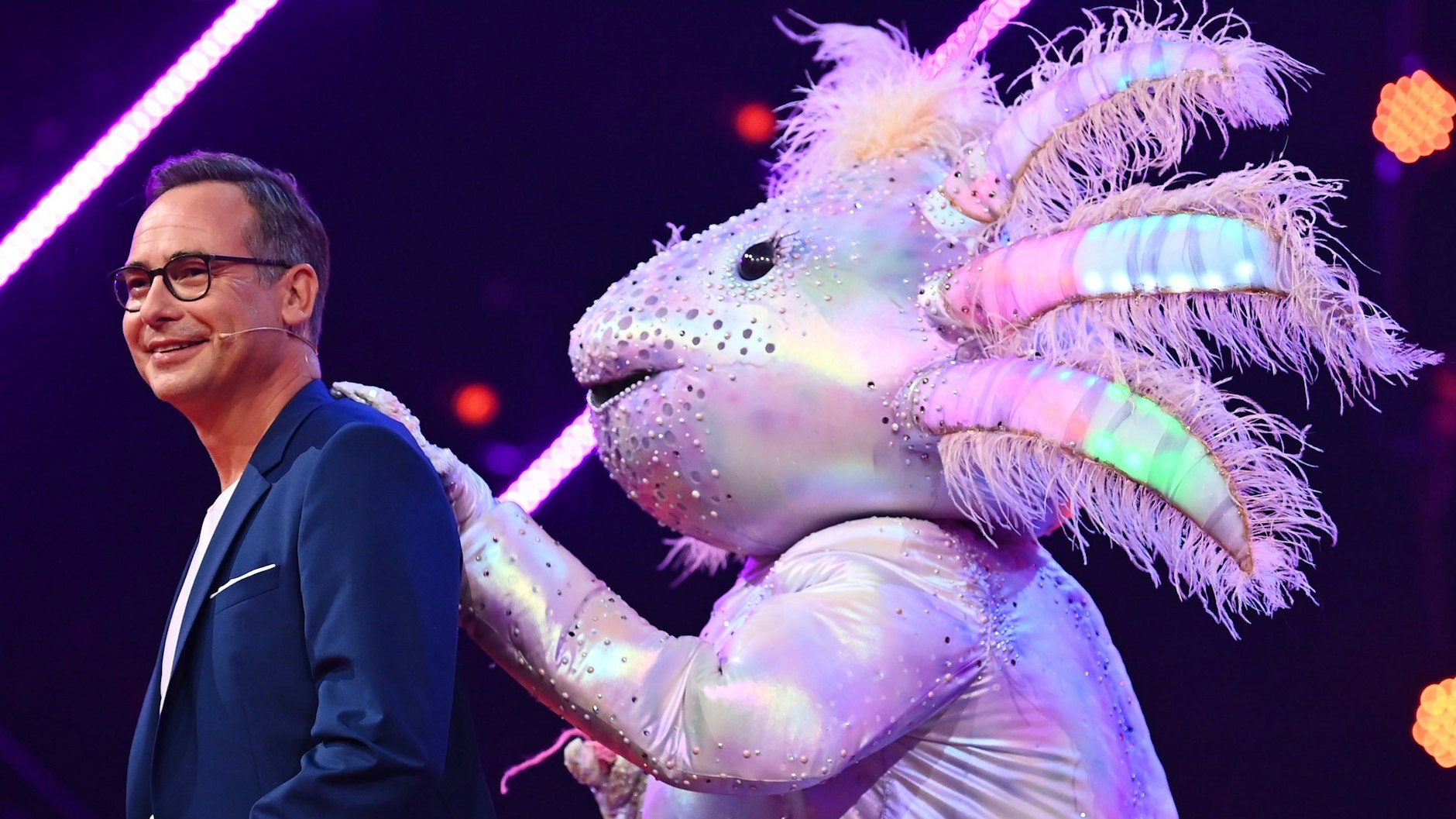 Einfach süß: Das Axolotl gemeinsam mit Moderator Matthias Opdenhövel bei „The Masked Singer“.
