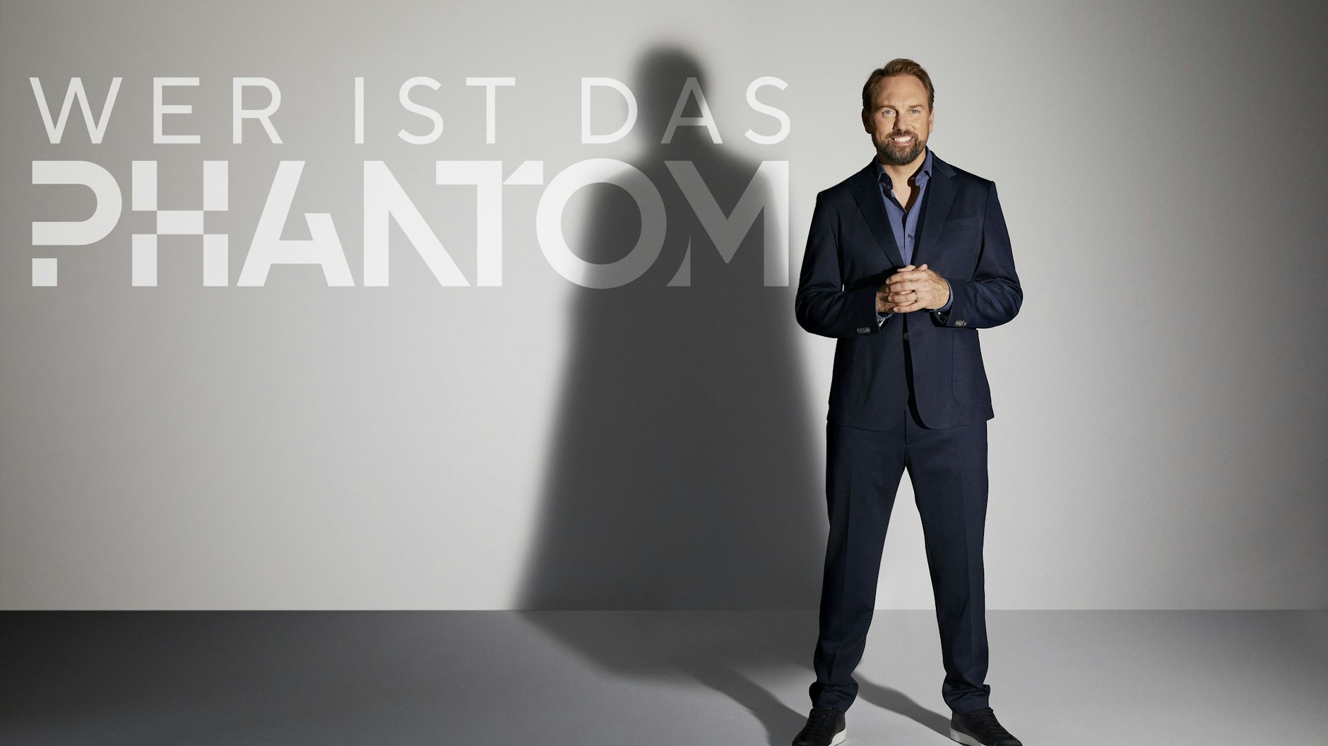 Steven Gätjen moderiert die Show Wer ist das Phantom. 