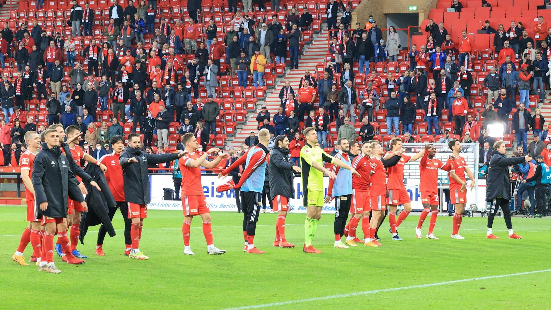 Nach der Partie gegen Wolfsburg vor zehn Tagen feierten die Unioner vor halbbesetzten Rängen. Gegen Bayern darf es voller werden. 