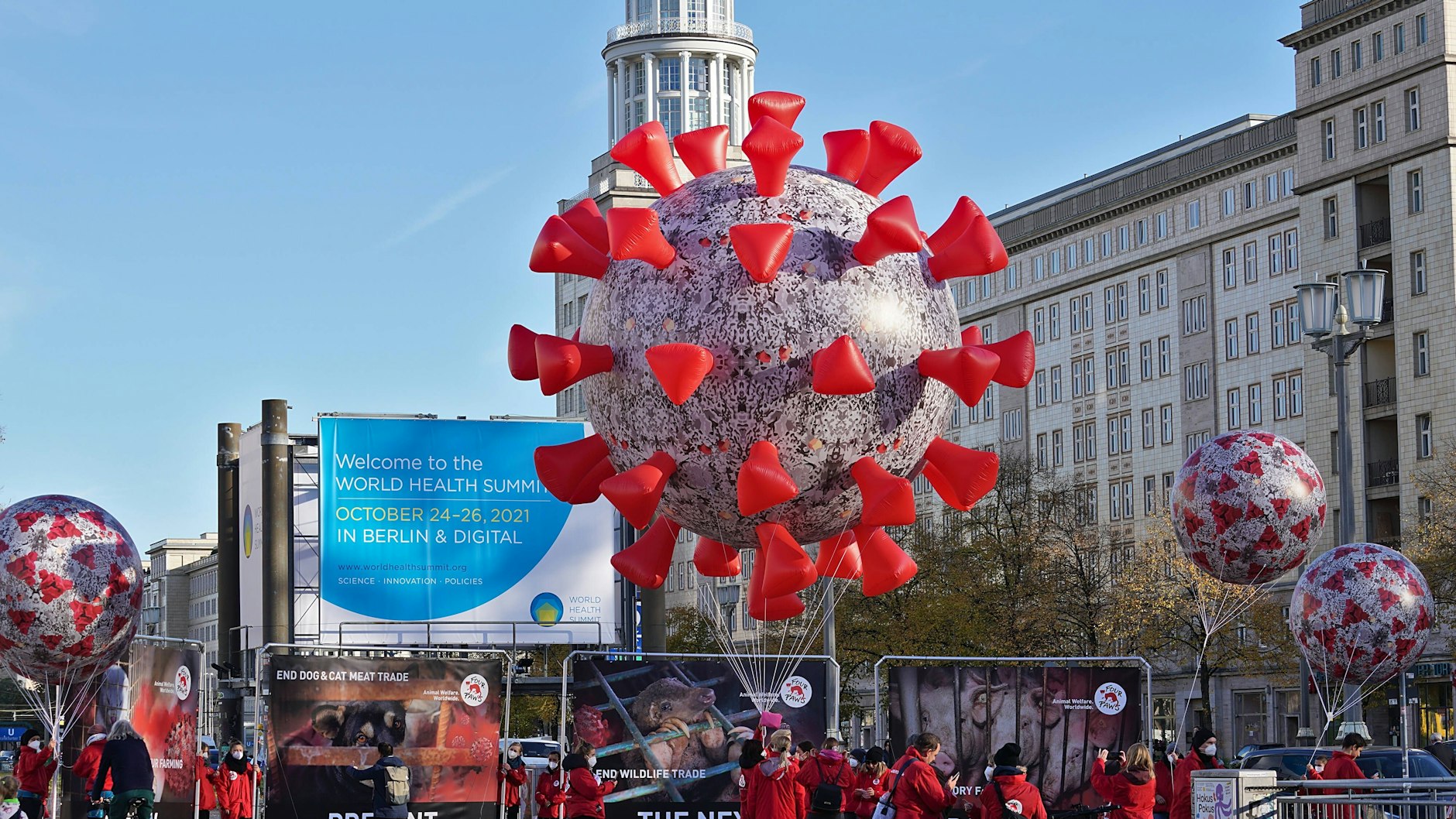 Zusammenhänge erkennen: Tierschützer protestieren vor dem Berliner Kino Cosmos, in dem der Welt-Gesundheits-Gipfel stattfindet.