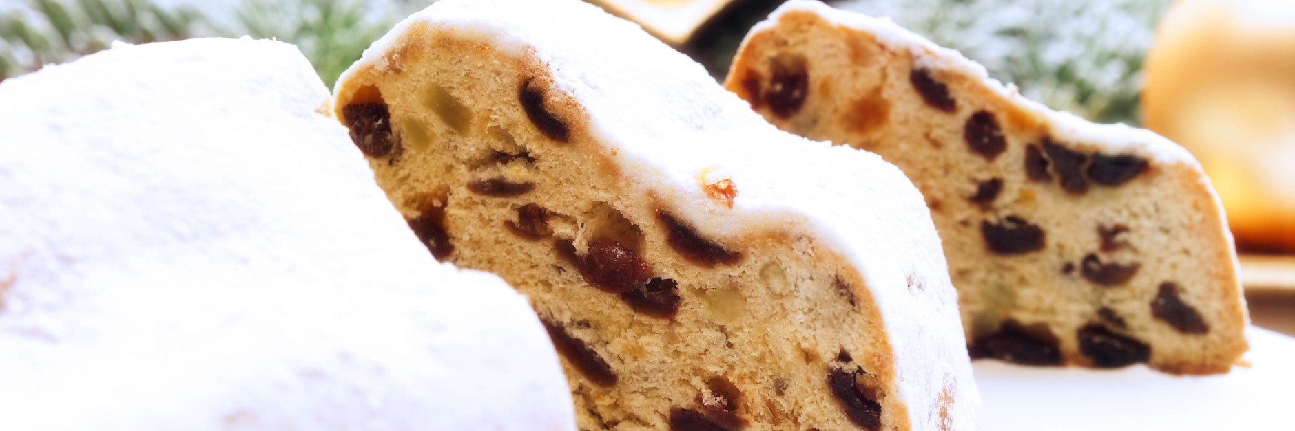 Noch sind es fast zwei Monate bis zum Heiligen Abend. Doch die Öfen für die Stollen-Produktion laufen schon jetzt wieder heiß.