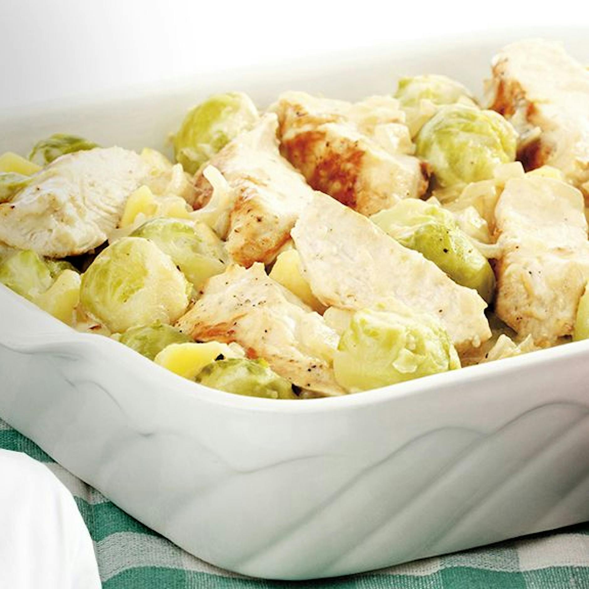 Grandioses Rezept mit Rosenkohl! So schmeckt der Herbst: Zaubern Sie doch mal köstlichen Rosenkohl-Auflauf mit Kartoffeln und Putenbrust…