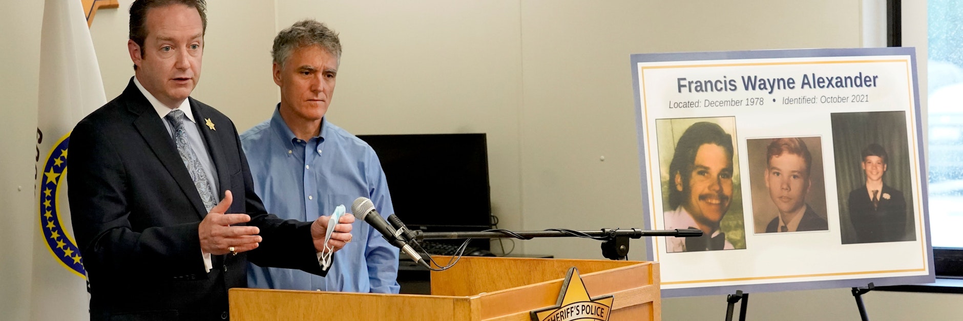 Cook County Sheriff's Detective Lt. Jason Moran (li.) und Sheriff Tom Dart gaben jetzt bekannt, dass Francis Wayne Alexander ebenso von John Wayne Gacye ermordet wurde. 