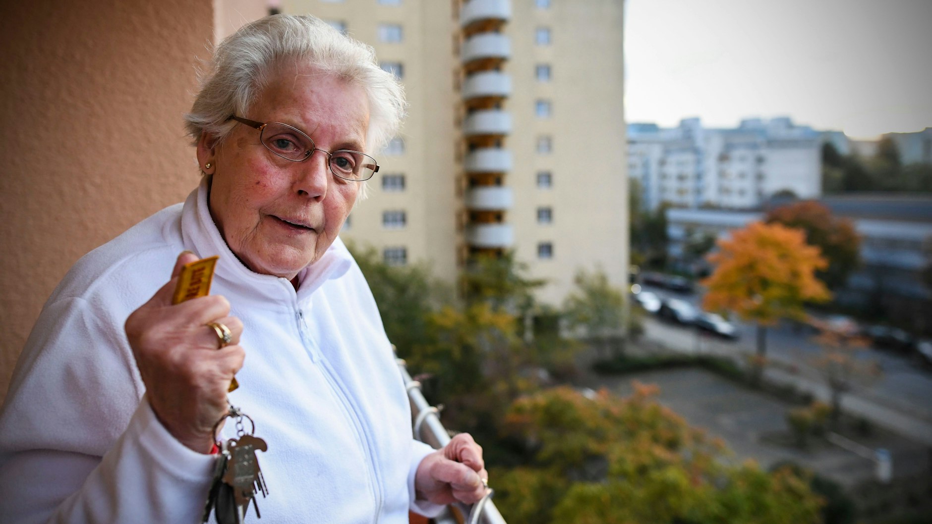 Von diesem Balkon muss Erika Weigel seit fast zwei Monaten ihre Wohnungsschlüssel für die Mitarbeiter des Krankentransports hinunterwerfen, da ihre Klingel und Türöffner defekt sind. Das fällt ihr schwer, weil sie nicht sehen kann.<br>