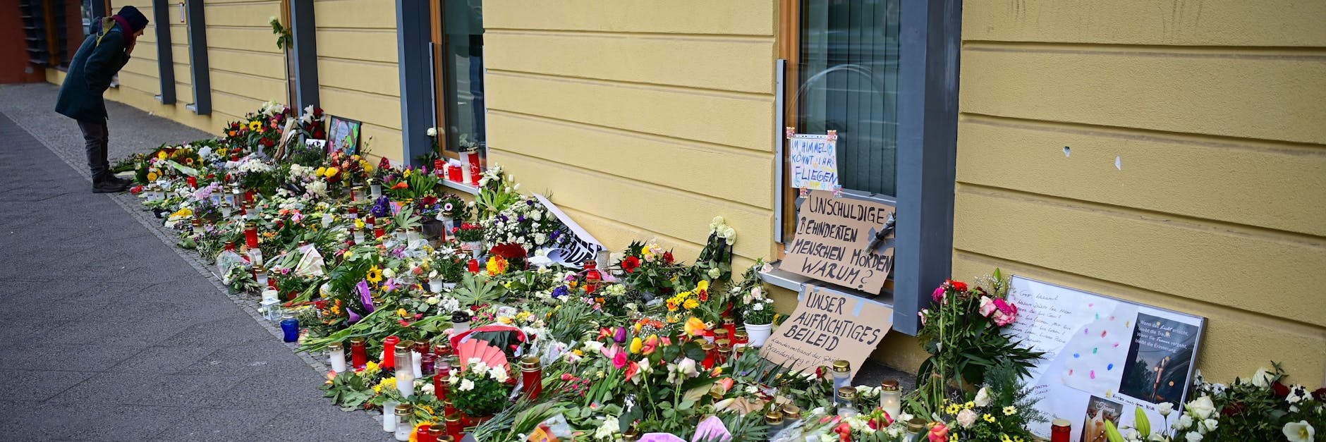Ein Meer der Anteilnahme vor dem Thusnelda-von-Saldern-Haus in Potsdam. Hier geschah die Bluttat.