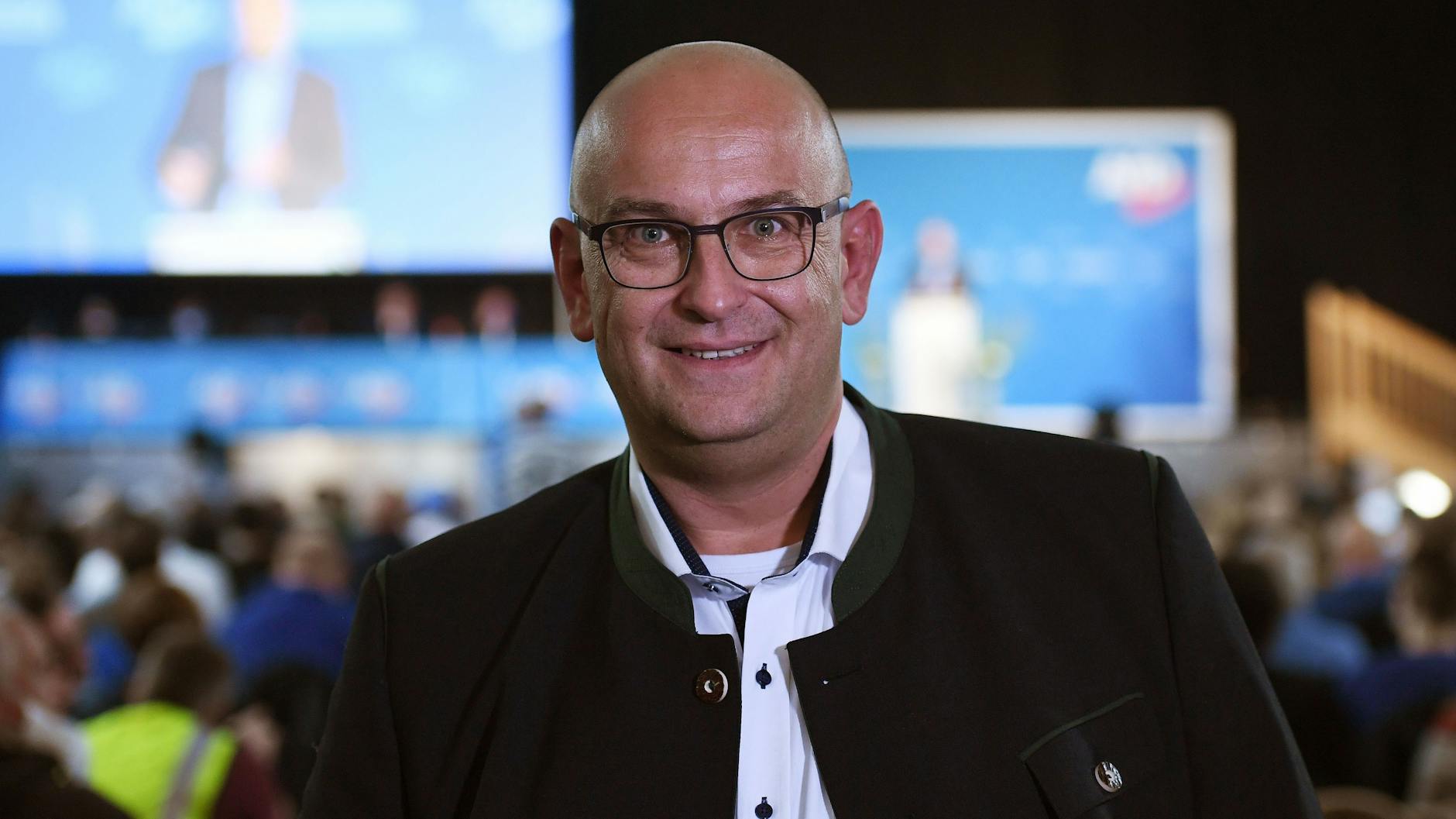 Stephan Protschka (AfD) will sich für die Teilnahme an einer Sitzung des Bundestags weder testen lassen noch Auskunft darüber geben, ob er geimpft oder genesen ist. Daher wird er bei der ersten Sitzung am Dienstag auf der Besuchertribüne sitzen.