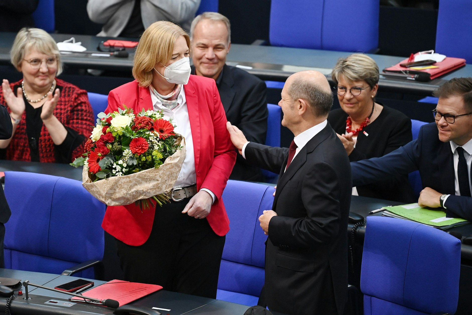 Olaf Scholz (SPD) gratuliert Bärbel Bas (SPD) nach ihrer Wahl zur Bundestagspräsidentin.