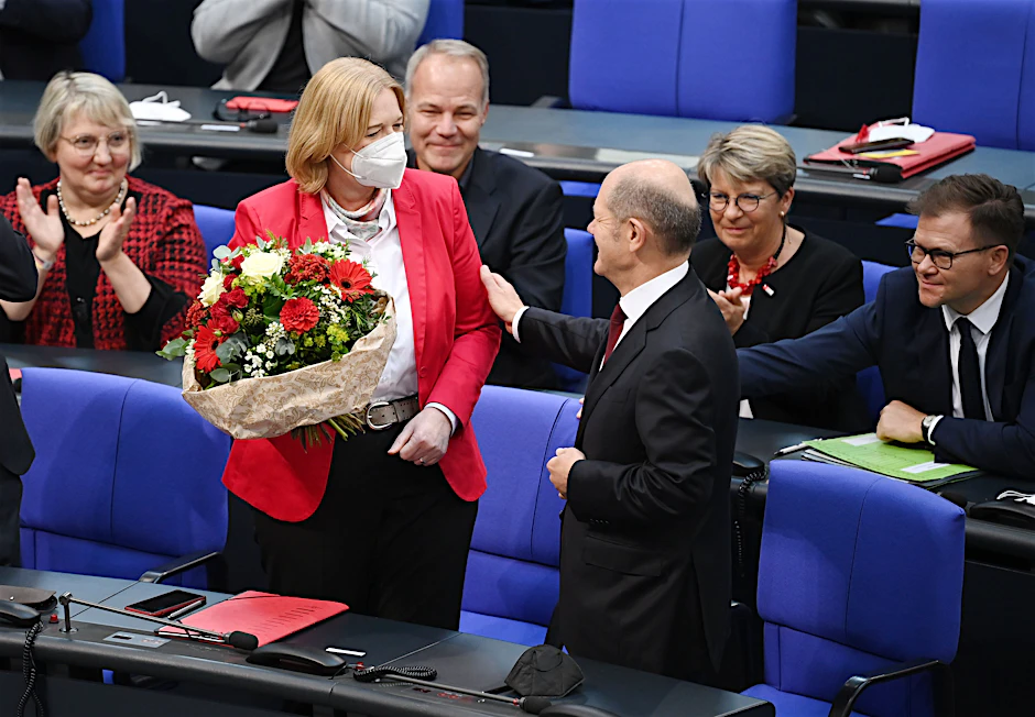 Olaf Scholz (SPD) gratuliert Bärbel Bas (SPD) nach ihrer Wahl zur Bundestagspräsidentin.