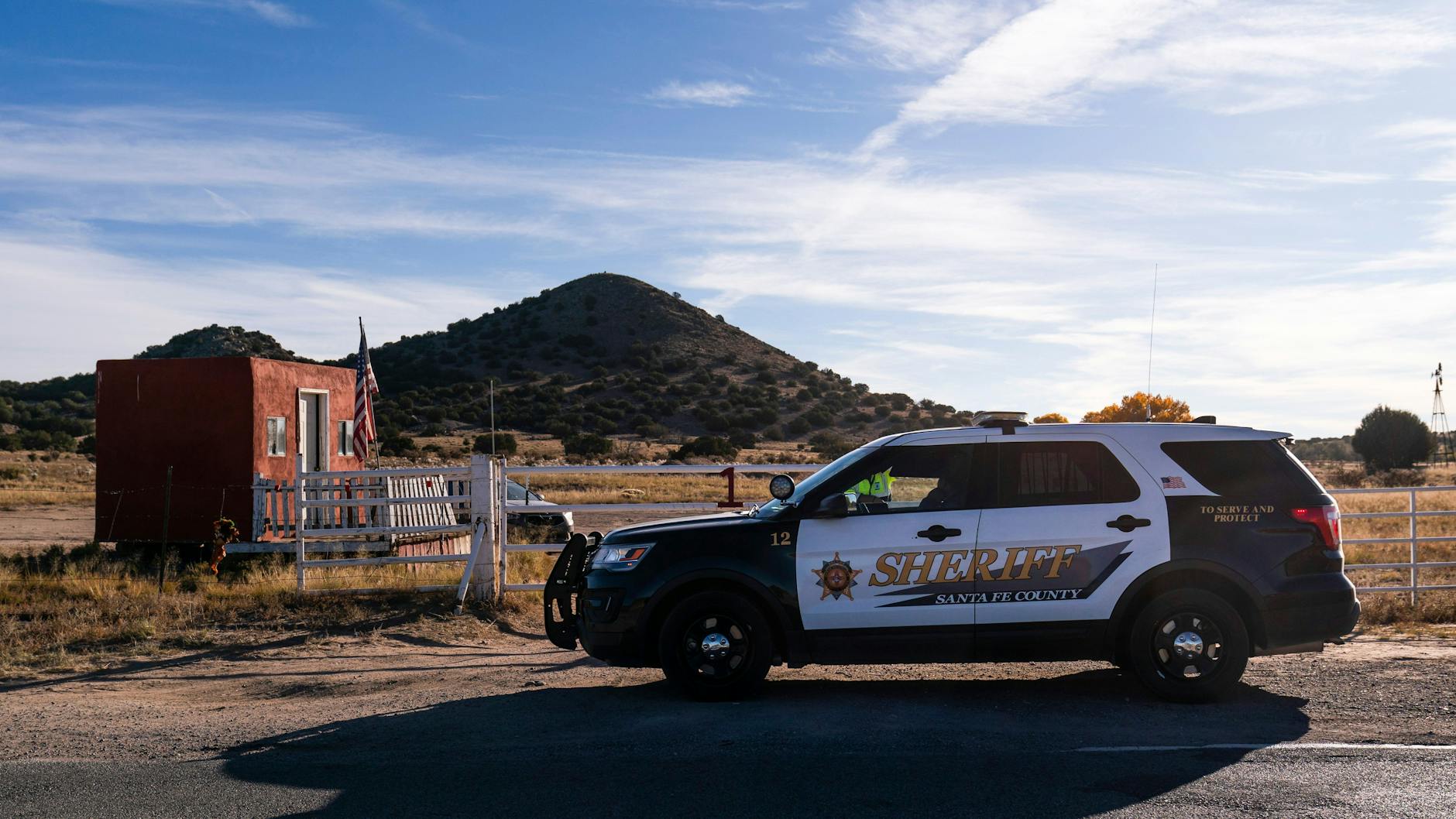 Ein Wagen des Sheriffs von Santa Fe County parkt auf der Straße am Eingang der Bonanza Creek Ranch, wo es zu dem tödlichen Unglück kam.