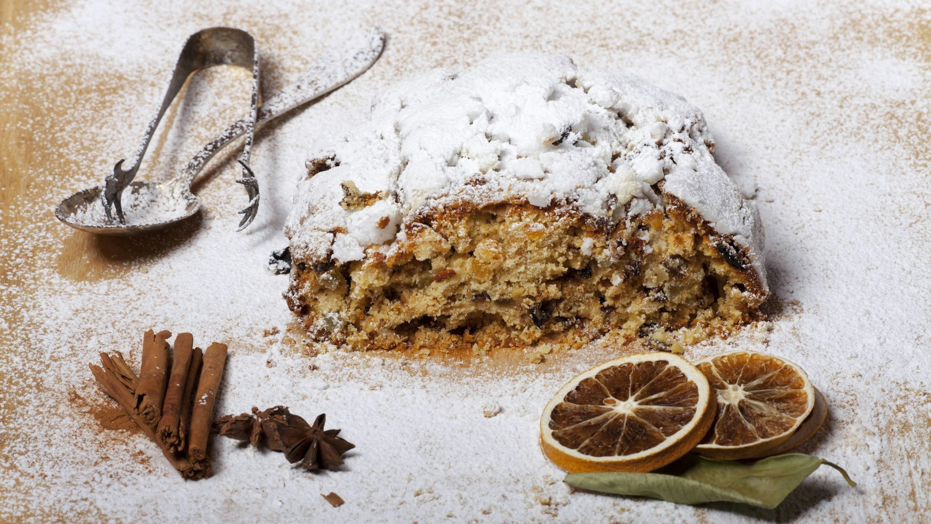 Selbst gebackener und mit Liebe gemachter Weihnachtsstollen schmeckt viel besser als gekaufter.