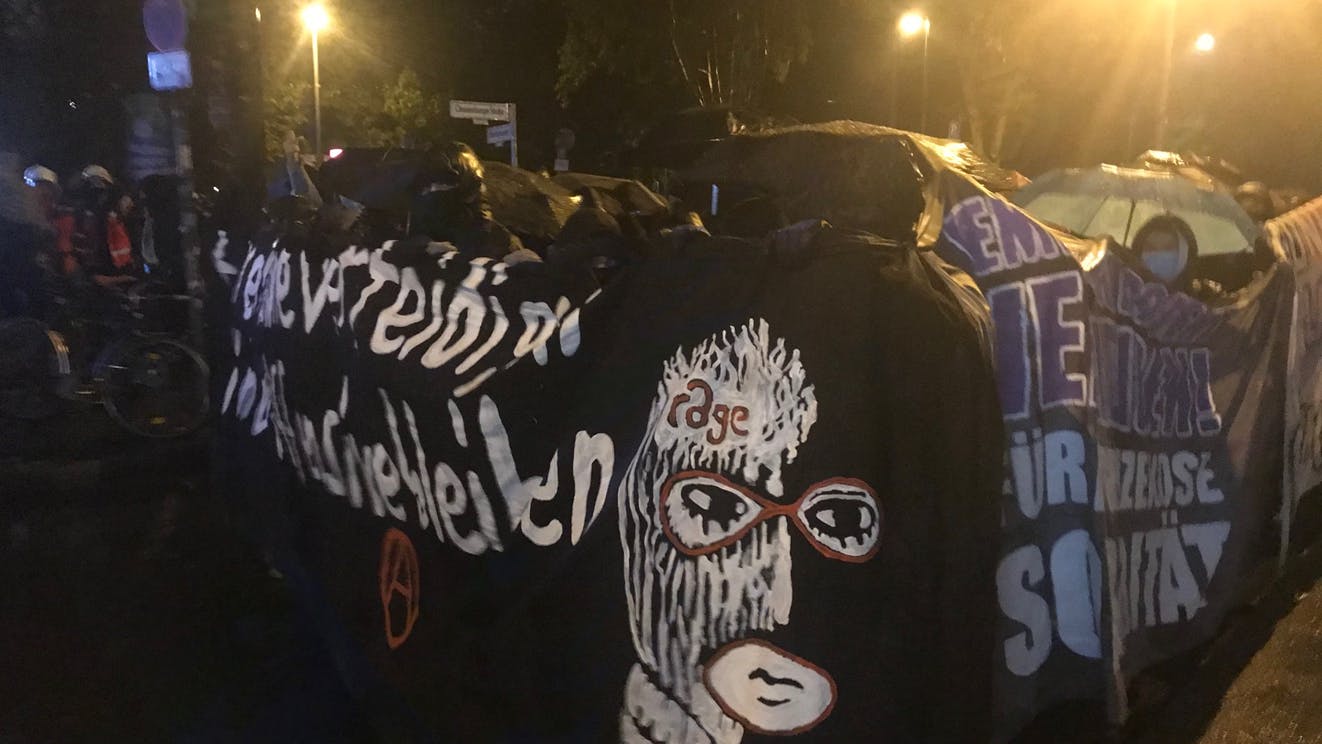 Eine linksradikale Demonstration zieht nach der Räumung eines linken Hausprojektes durch Mitte.