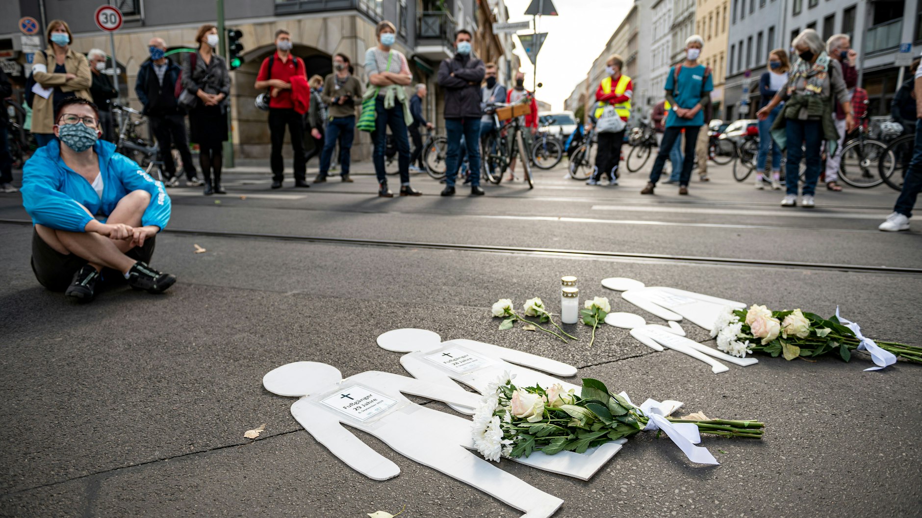 Figuren, die die Opfer darstellen, liegen bei der Mahnwache zum Jahrestag des SUV-Unfalls in der Invalidenstraße am Boden. Ein Unfall hier mit vier Toten hat vor zwei Jahren für großes Aufsehen gesorgt.