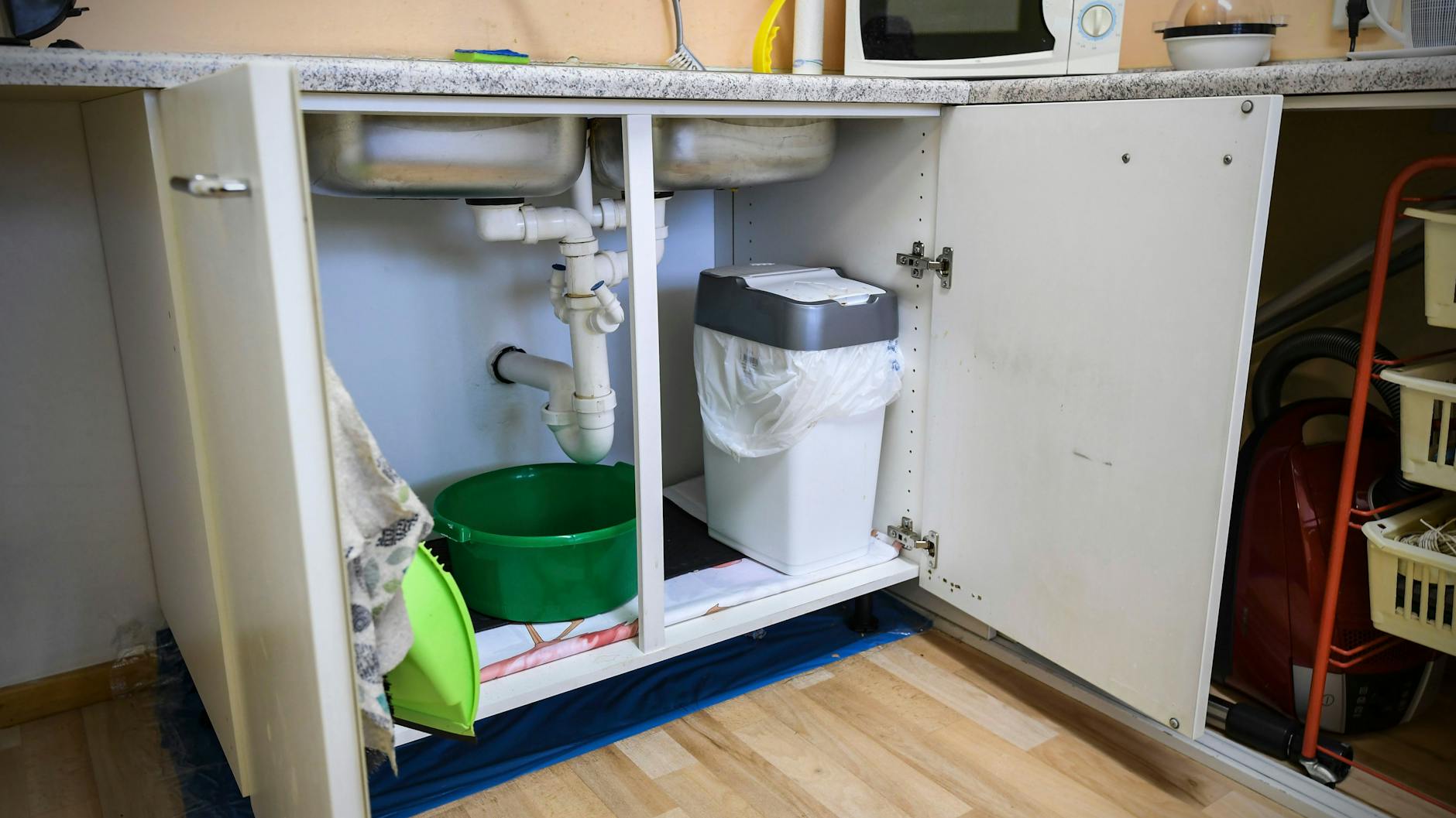 Unter der Spüle lief gleich mehrmals das Wasser aus.