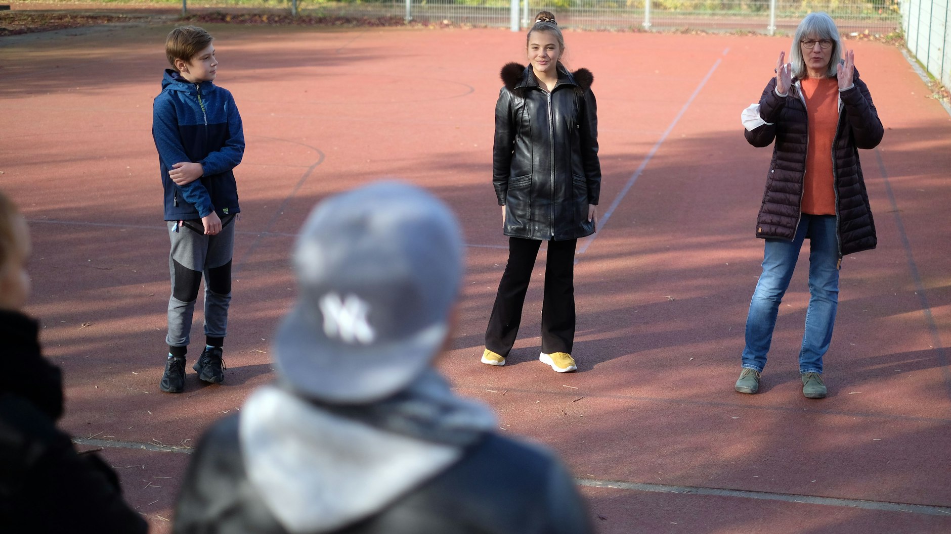 Konrektorin Ines Mörer und die Schülersprecher Magdalena und Thilo zeigen den Neuen den Sportplatz.<br>