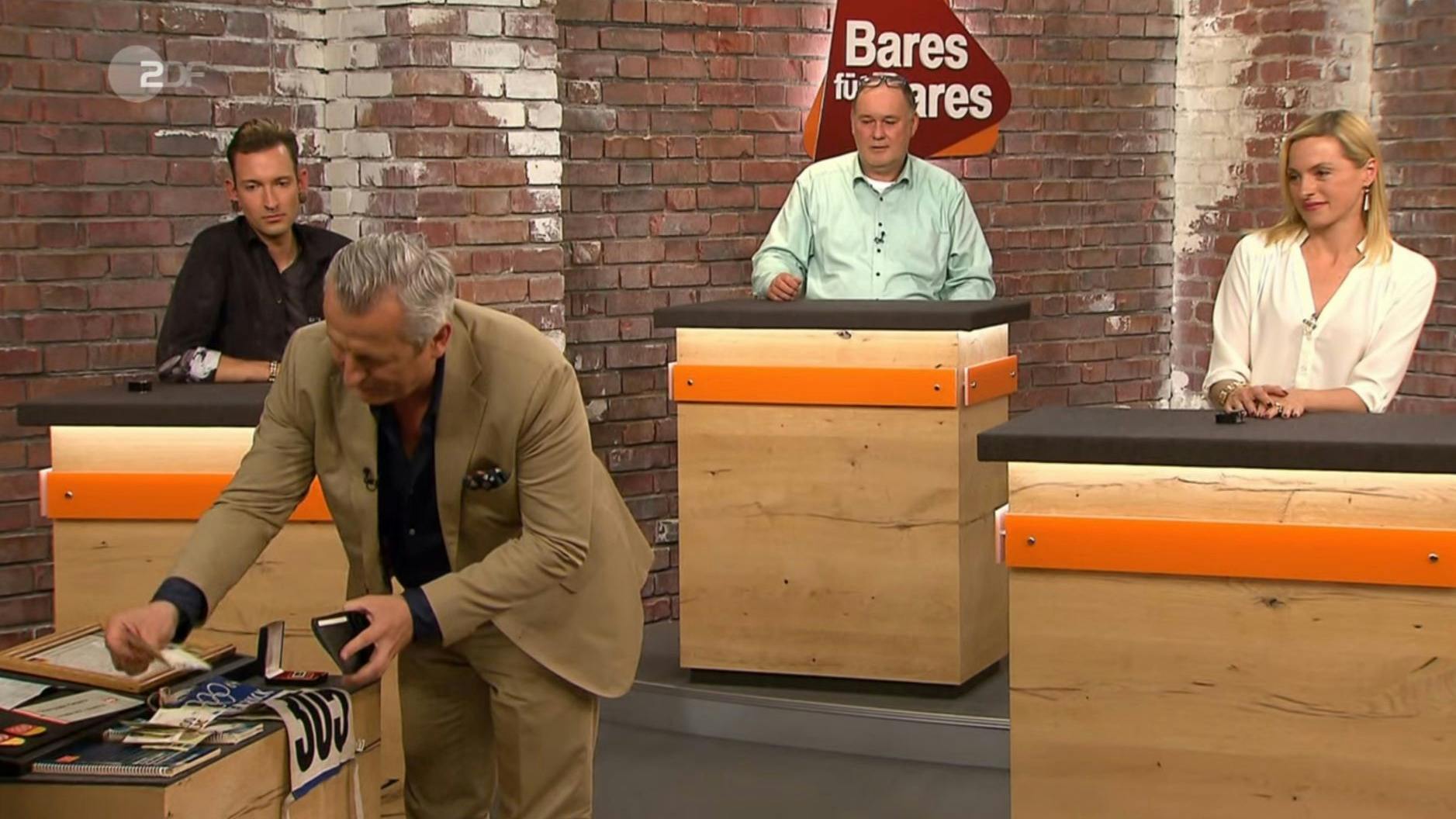 „Bares für Rares“-Händler Markus Wildhagen kauft die Olympia-Erinnerungen für 1550 Euro.