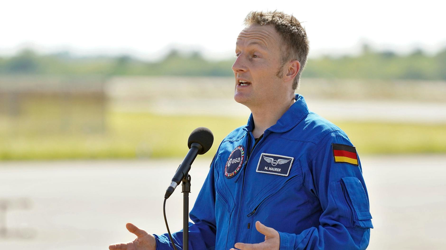 Astronaut Matthias Maurer spricht bei einer Pressekonferenz nach seiner Ankunft im Kennedy Space Center in Cape Canaveral, Florida.