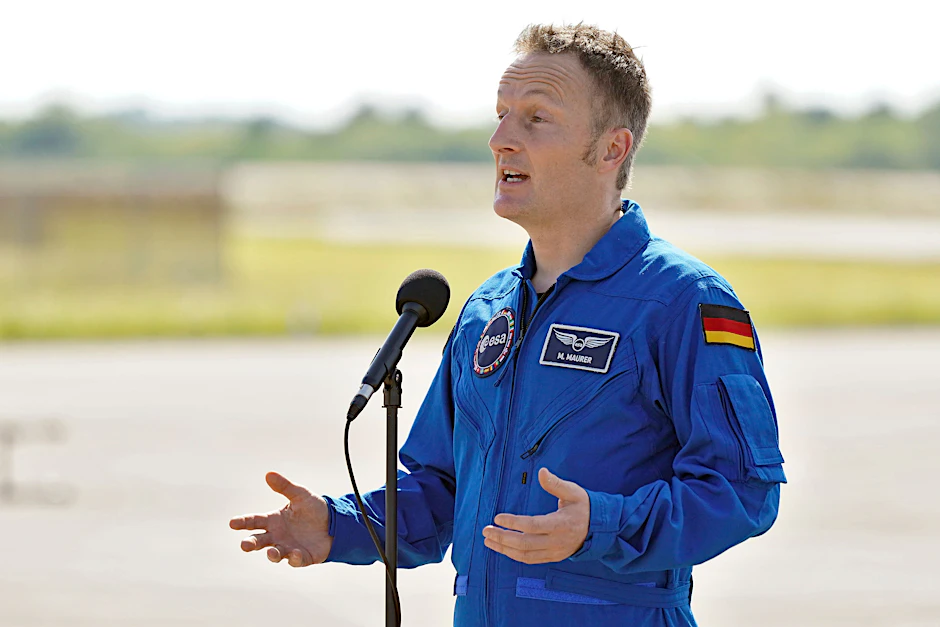 Astronaut Matthias Maurer spricht bei einer Pressekonferenz nach seiner Ankunft im Kennedy Space Center in Cape Canaveral, Florida.