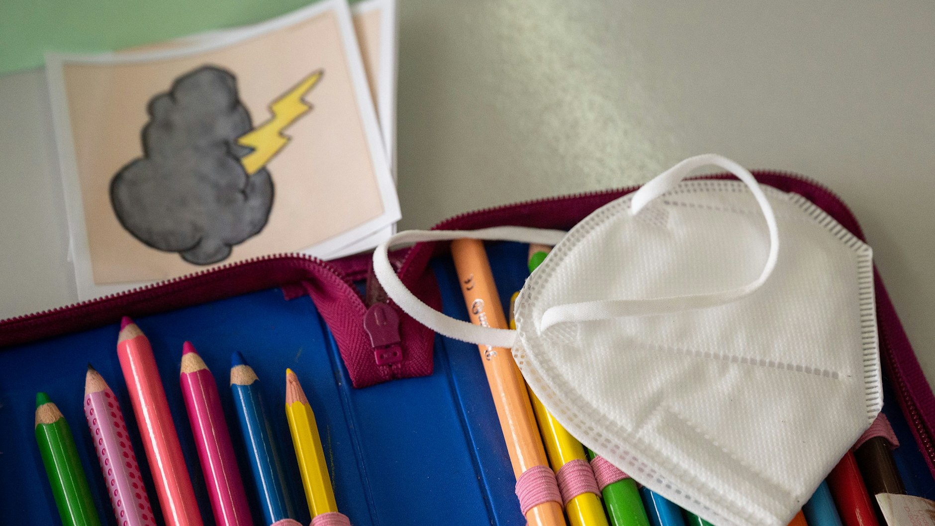 Vor allem an Grundschulen müsse die Maskenpflicht wieder gelten, heißt es vom Lehrerverband (Symbolbild).&nbsp;