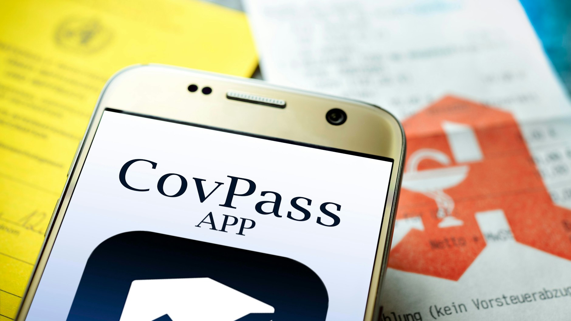 Auch die CovPass-App zeigt das Impfzertifikat für„ Adolf Hitler“ als echt an (Symbolbild).