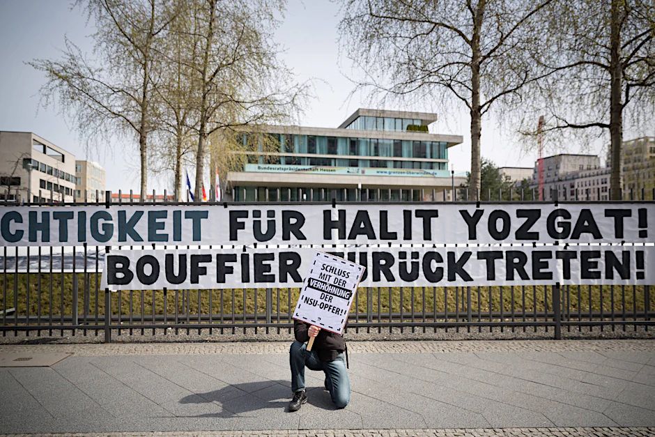 Eine Kundgebung vor der hessischen Landesvertretung des Verfassungsschutzes zum NSU-Komplex.
