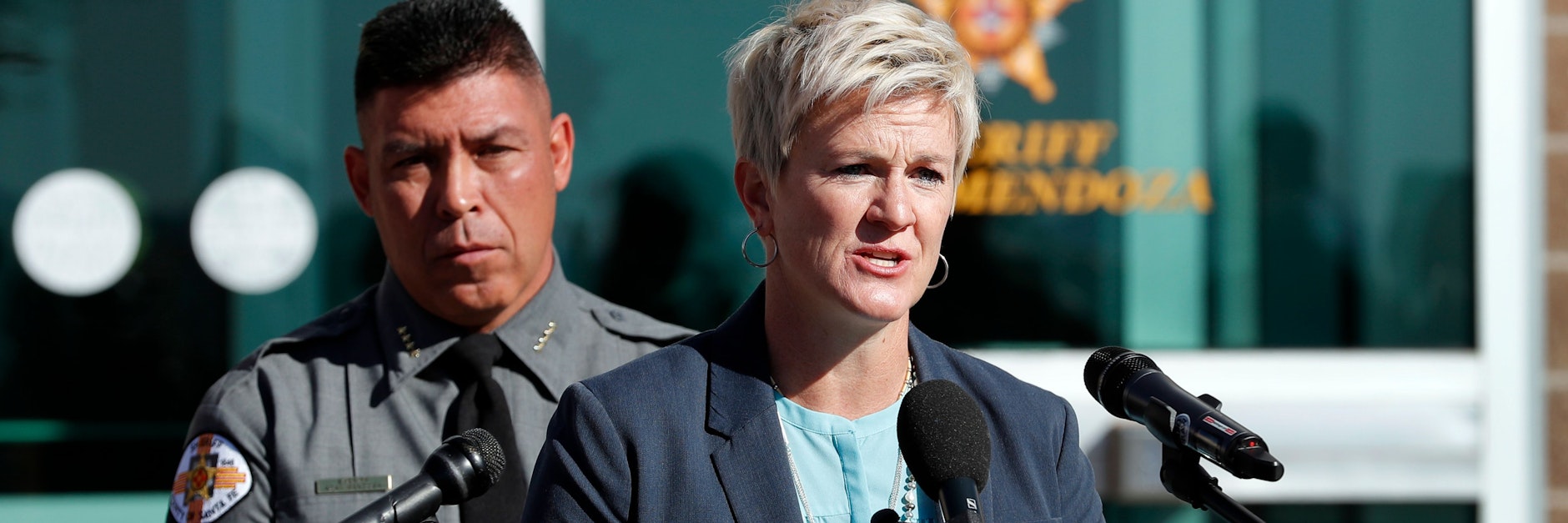 Adan Mendoza (l.), Sheriff von Santa Fe County, und die Bezirksstaatsanwältin von Santa Fe, Mary Carmack-Altwies, geben eine Pressekonferenz vor dem Büro des Sheriffs. Knapp eine Woche nach dem tödlichen Schuss am Filmset von US-Star Alec Baldwin haben die Behörden erste Ermittlungsergebnisse präsentiert. 