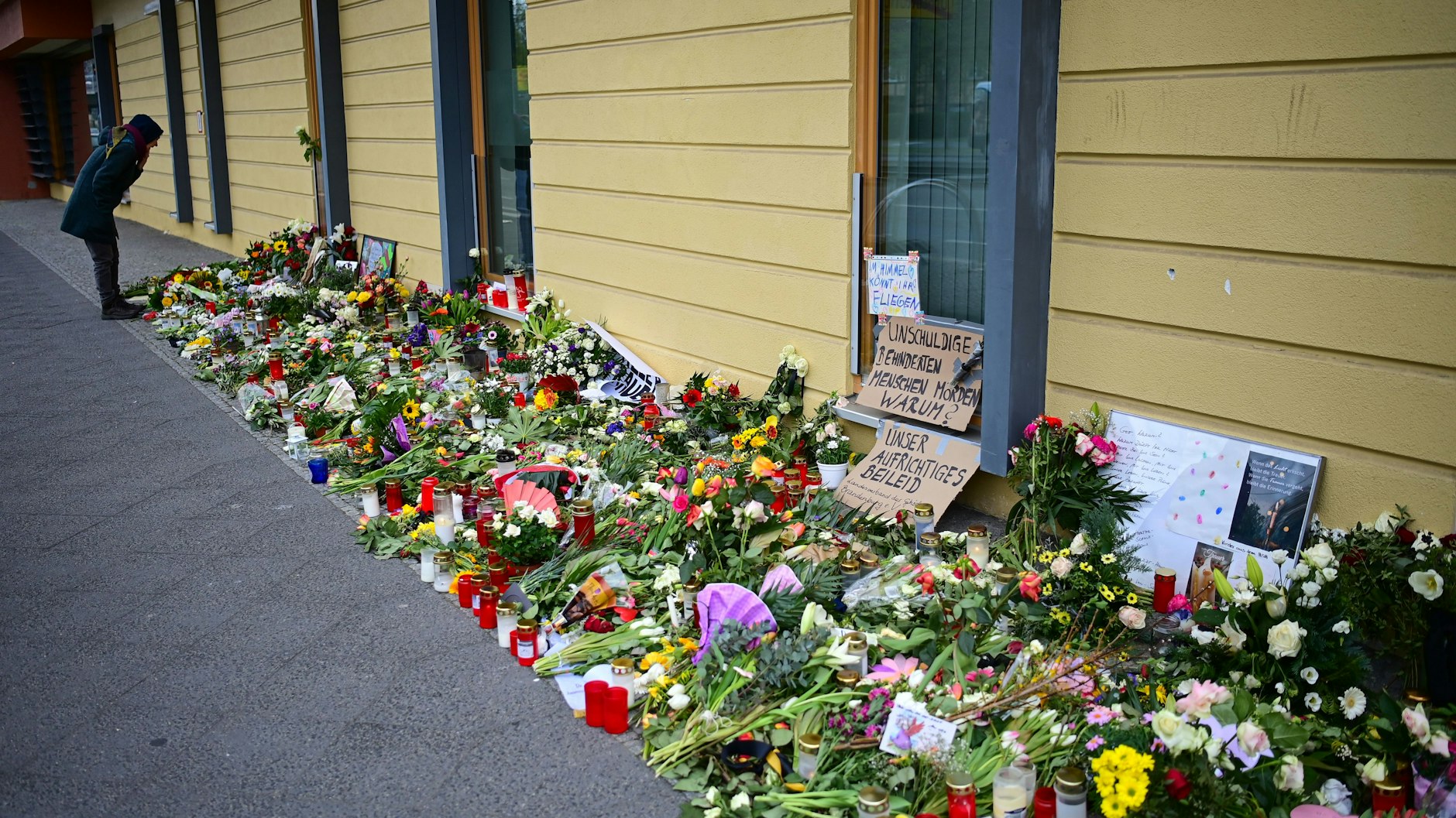 Vor dem Thusnelda-von-Saldern-Haus: In der Einrichtung des Oberlinhauses in Potsdam waren Ende April vier Leichen und eine schwer verletzte Person gefunden worden. Die mutmaßliche Täterin steht nun vor Gericht.