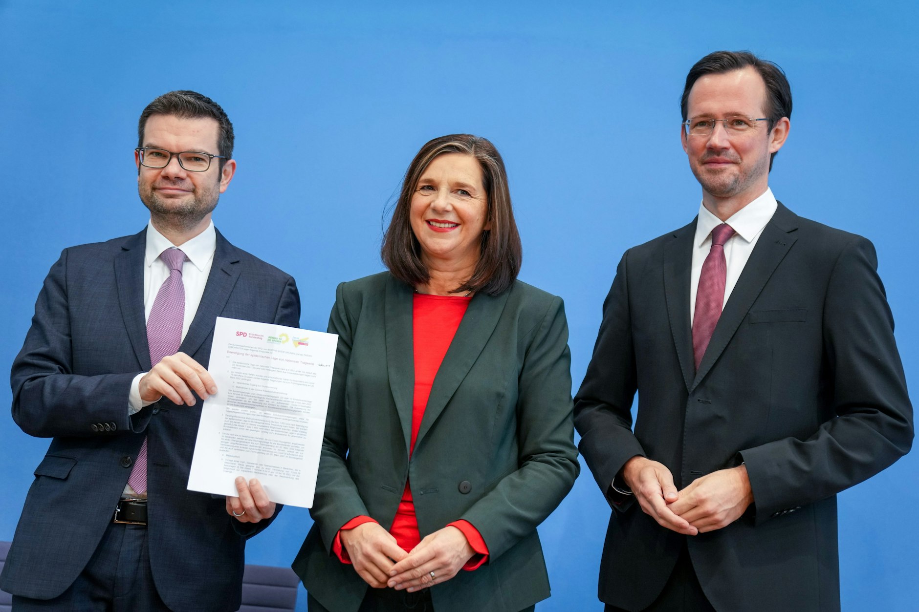 SPD-Politiker Dirk Wiese, Grünen-Fraktionschefin Katrin Göring-Eckardt sowie Marco Buschmann (v. l.), Parlamentarischer Geschäftsführer der FDP-Fraktion, stellten Eckpunkte zur „Geordneten Beendigung der epidemischen Lage von nationaler Tragweite“ vor.&nbsp;