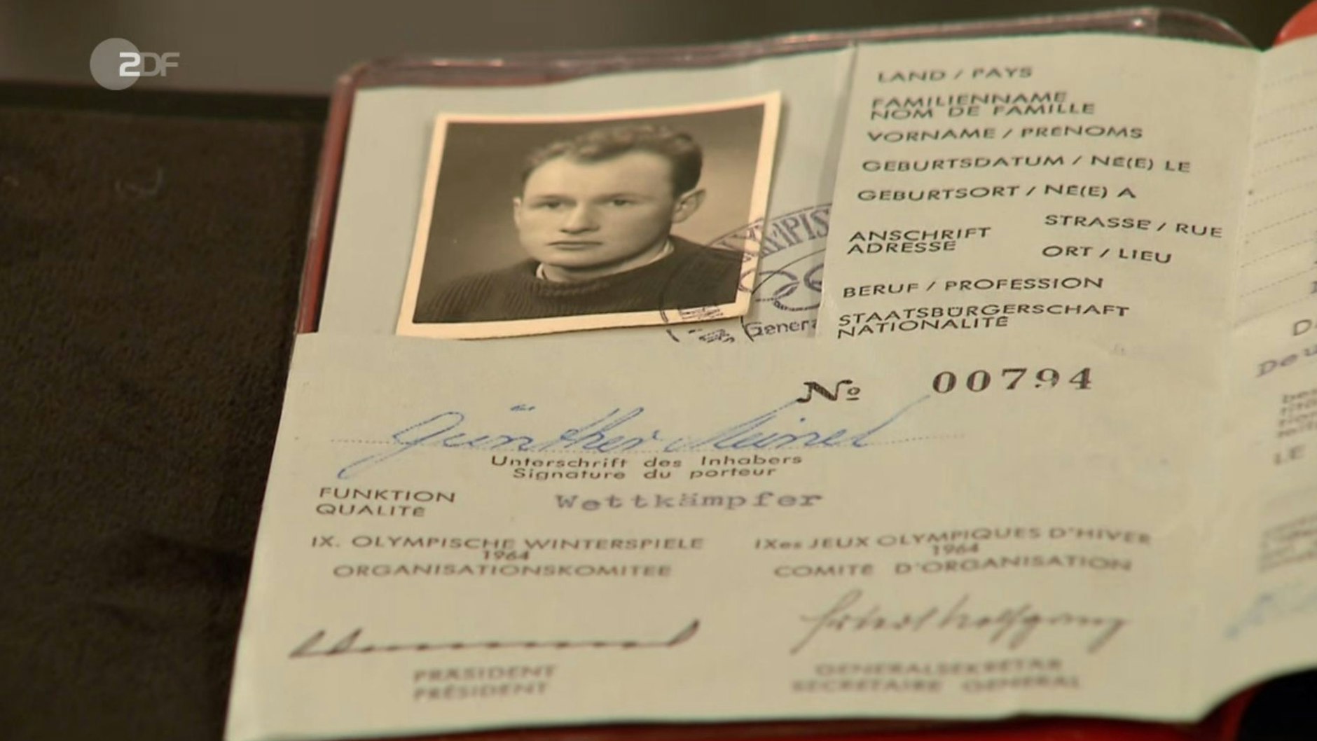 Ein Ausweis identifiziert „Bares für Rares“-Kandidat Günther Meinel als Teilnehmer an den Olympischen Spielen.
