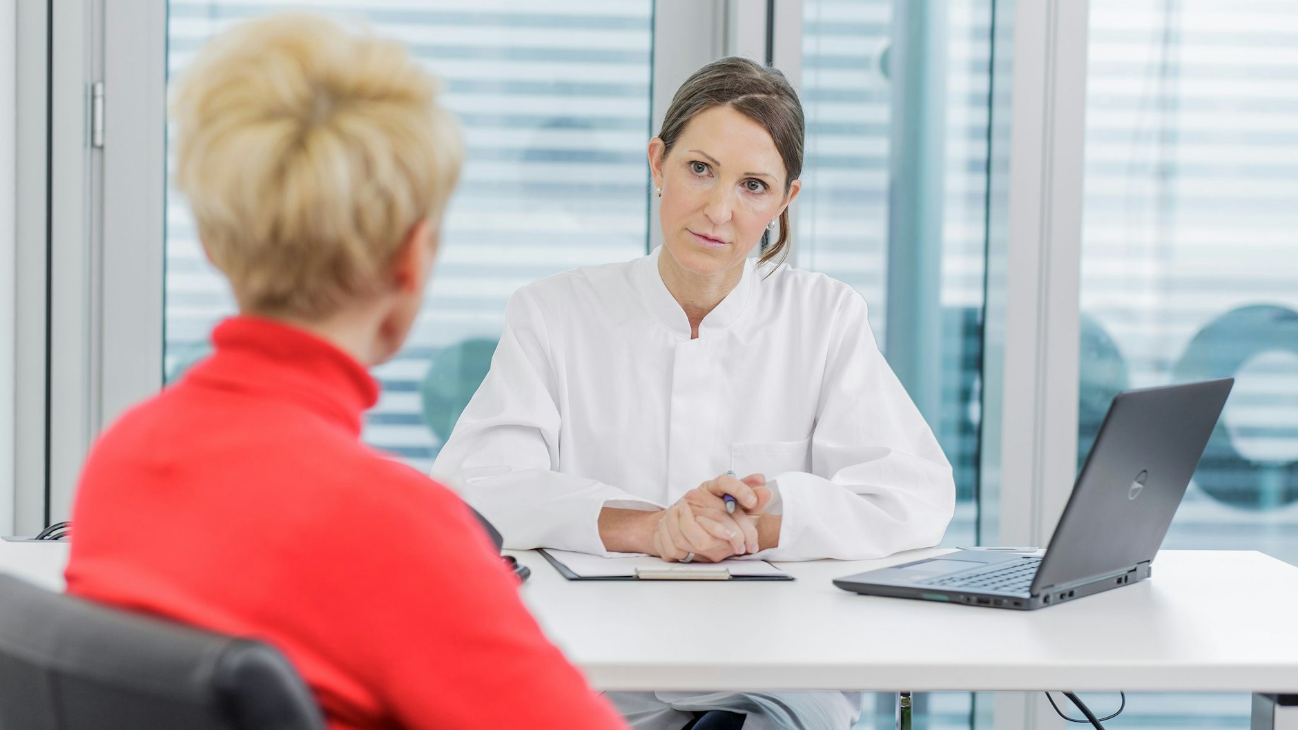 Patienten haben häufig ein vertrautes Verhältnis zu ihren Hausärzten. Sie sollen sich künftig weiterhin behandeln lassen können, unabhängig von der 3G-Regel (Symbolbild).