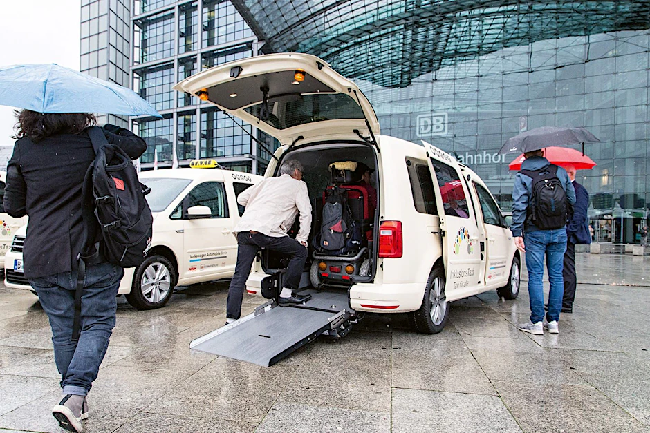 Einfach mobil: Ein Rollstuhlfahrer nutzt am Hauptbahnhof ein inklusives Taxi.