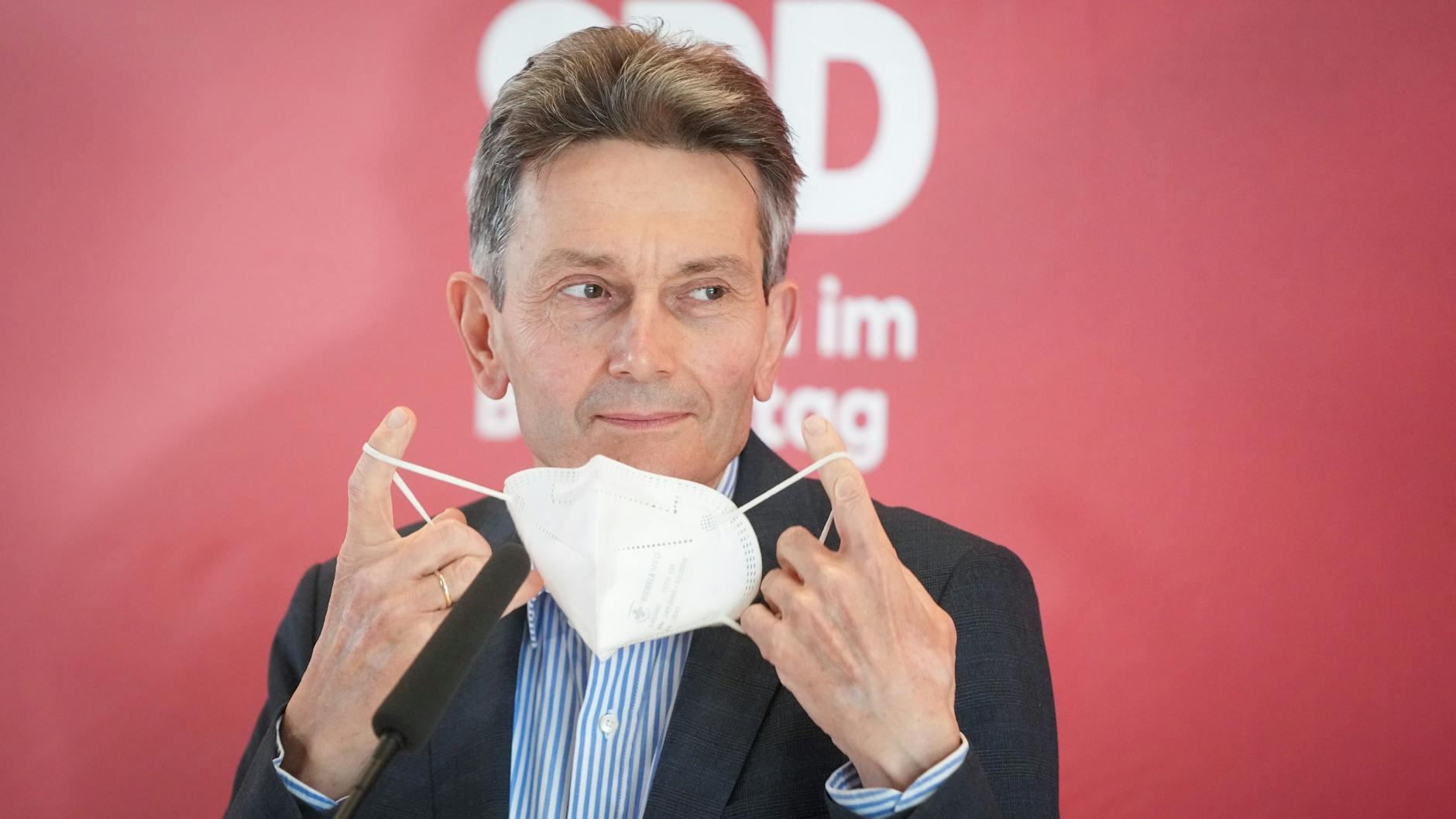 Rolf Mützenich, SPD-Fraktionschef, hatte im Namen der Ampel-Parteien mitgeteilt, dass eine weitere Verlängerung der epidemischen Lage um drei Monate nicht vorgesehen sei.