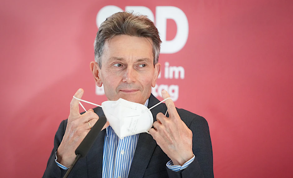 Rolf Mützenich, SPD-Fraktionschef, hatte im Namen der Ampel-Parteien mitgeteilt, dass eine weitere Verlängerung der epidemischen Lage um drei Monate nicht vorgesehen sei.