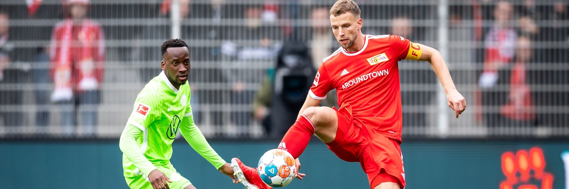 Dodi Lukebakio (l.) im Zweikampf mit Unions Marvin Friedrich.