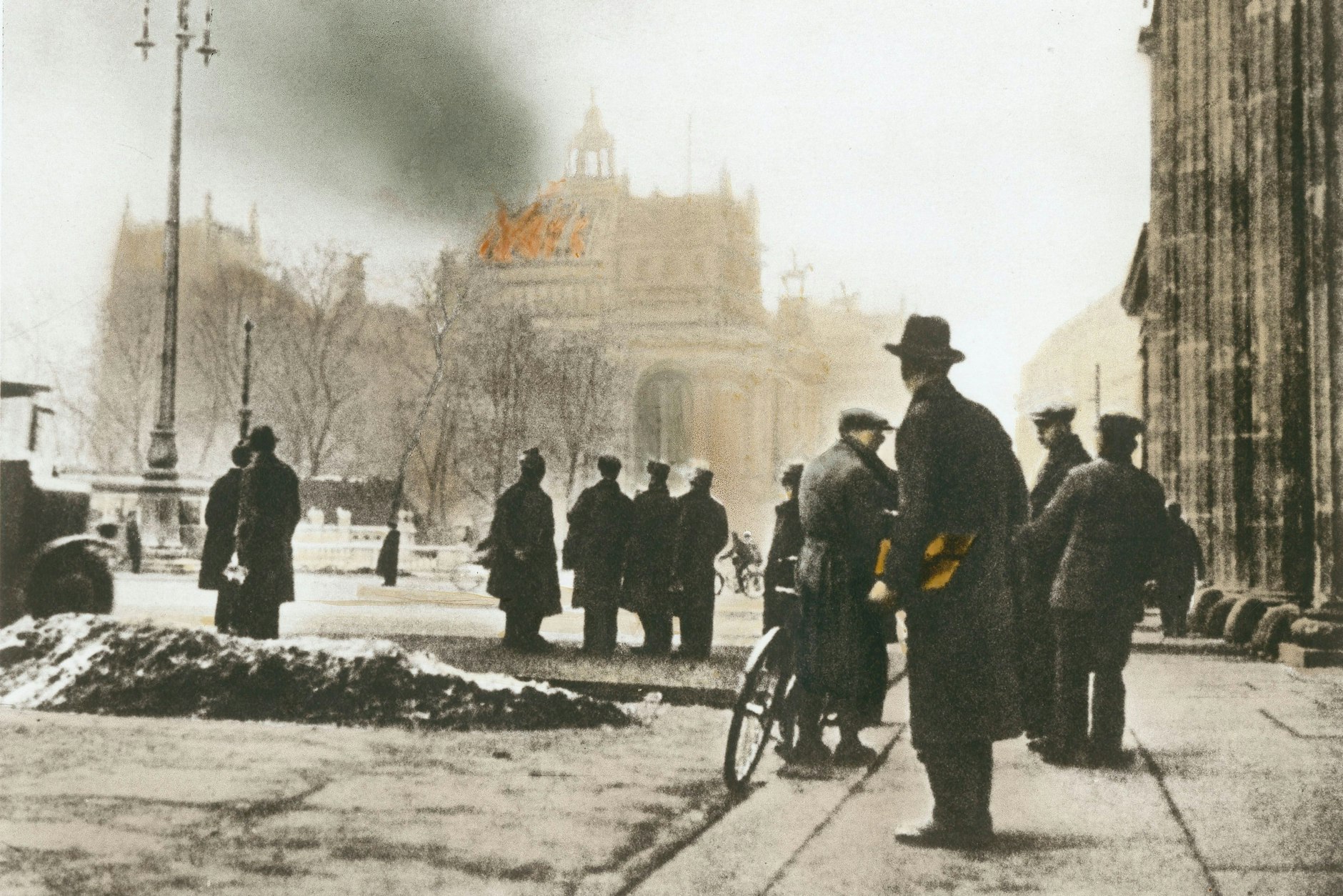 Reichstagsbrand 1933, vom Brandenburger Tor aus gesehen. Der betrunkene Fallada will kokeln helfen.
