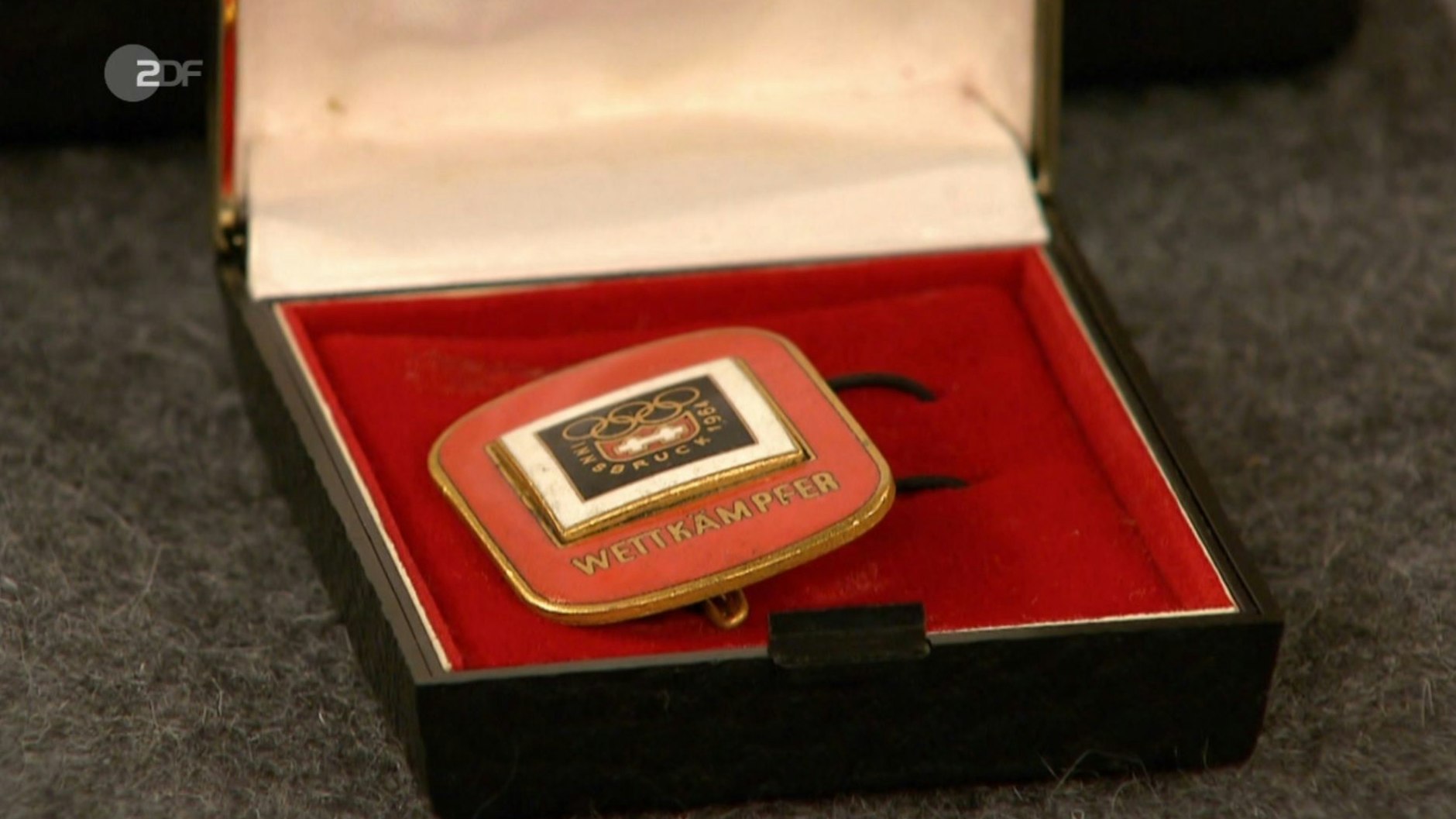 Diese Brosche gab es für Olympiateilnehmer wie&nbsp;„Bares für Rares“-Kandidat Günther Meinel.