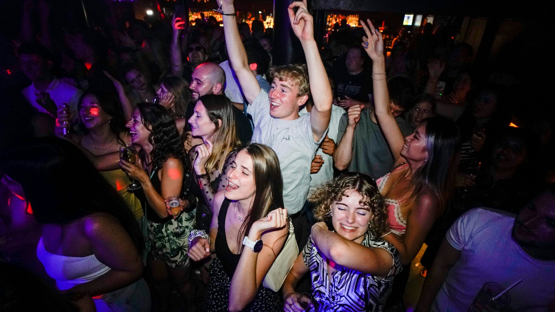 Junge Menschen feiern in einem Londoner Club. Tausende Frauen boykottieren das Nachtleben in Großbritannien allerdings gerade.&nbsp;