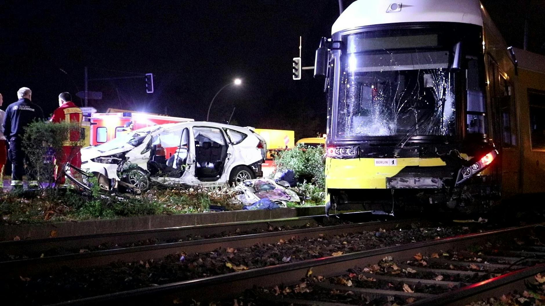Der Unfallort in der Landsberger Allee in Lichtenberg, Ecke Liebenwalder Straße. Der weiße Toyota Prius (im Hintergrund) war auf die Straßenbahngleise gefahren.