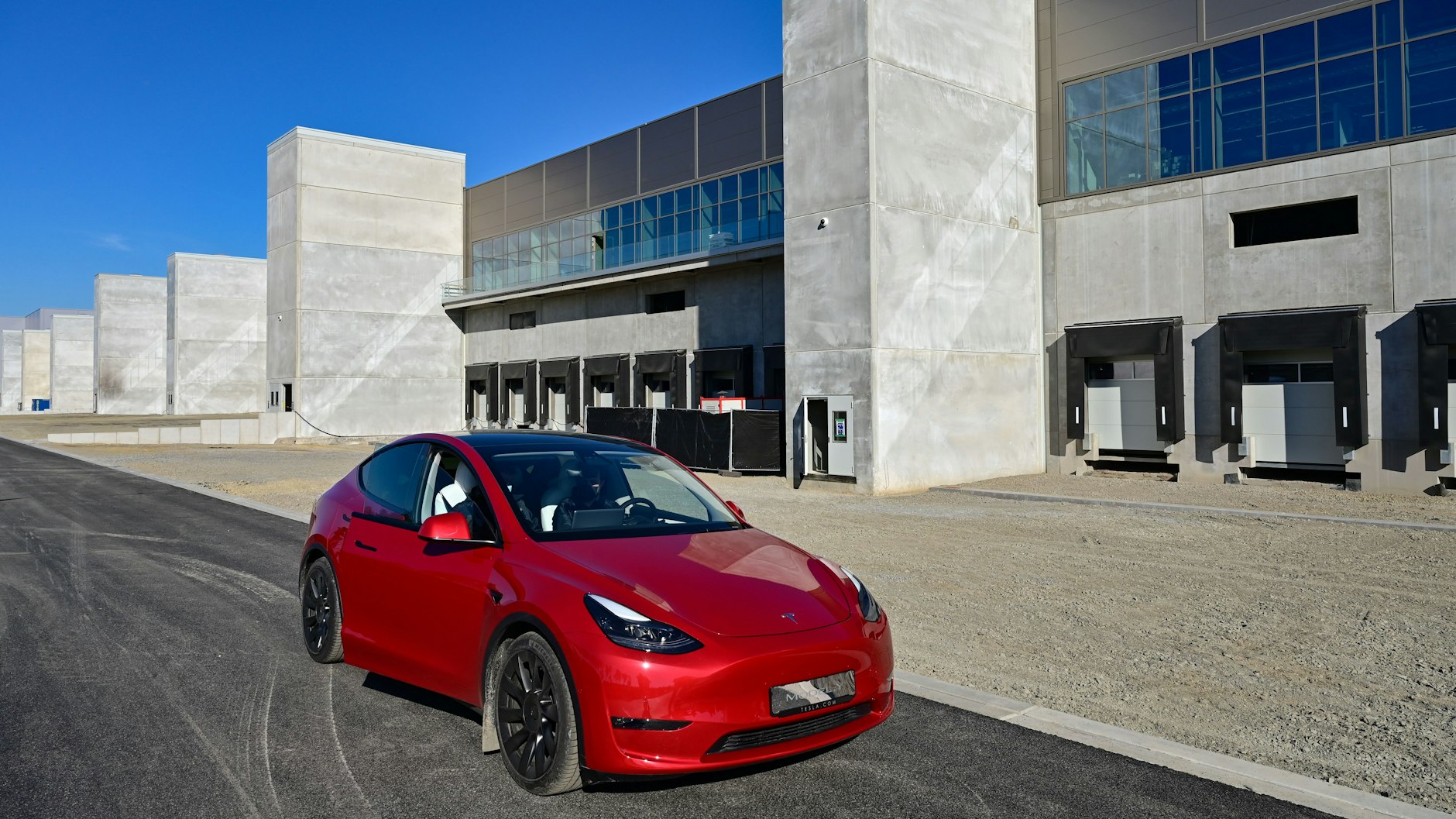 Das Produkt und die Fabrik: ein Tesla Model Y vor der ersten europäischen Gigafactory in Grünheide in Ostbrandenburg.
