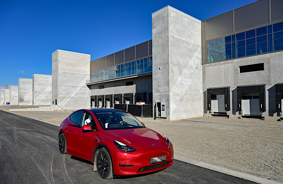 Das Produkt und die Fabrik: ein&nbsp;Tesla Model Y vor der ersten europäischen Gigafactory in&nbsp;Grünheide in Ostbrandenburg.