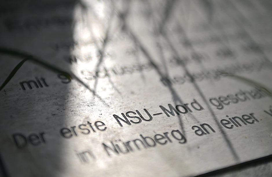 „Der erste NSU-Mord“ ist auf einer Gedenkplatte am Gedenkort für die Opfer des Nationalsozialistischen Untergrunds (NSU) zu lesen. Die Mitglieder des NSU ermordeten zwischen 2000 und 2007 neun Migranten und eine Polizistin.