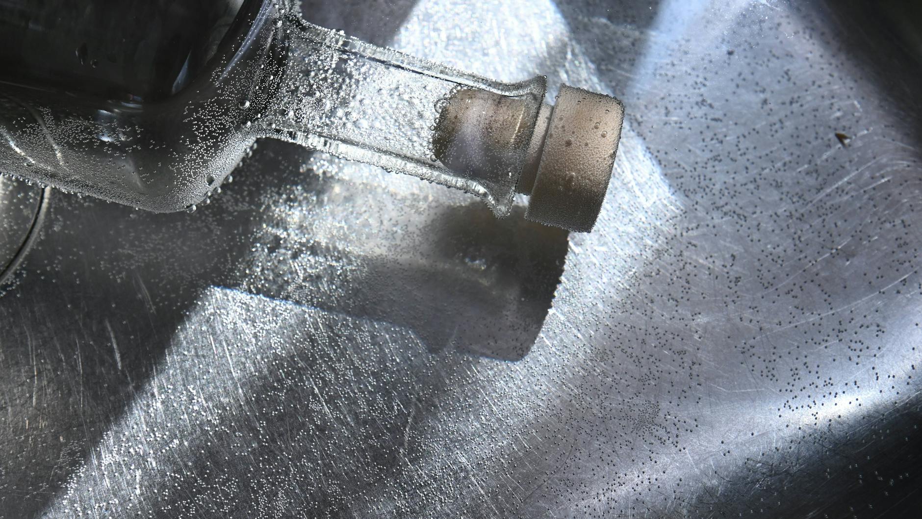 Ihre Trinkflasche sollten Sie regelmäßig gründlich reinigen. 