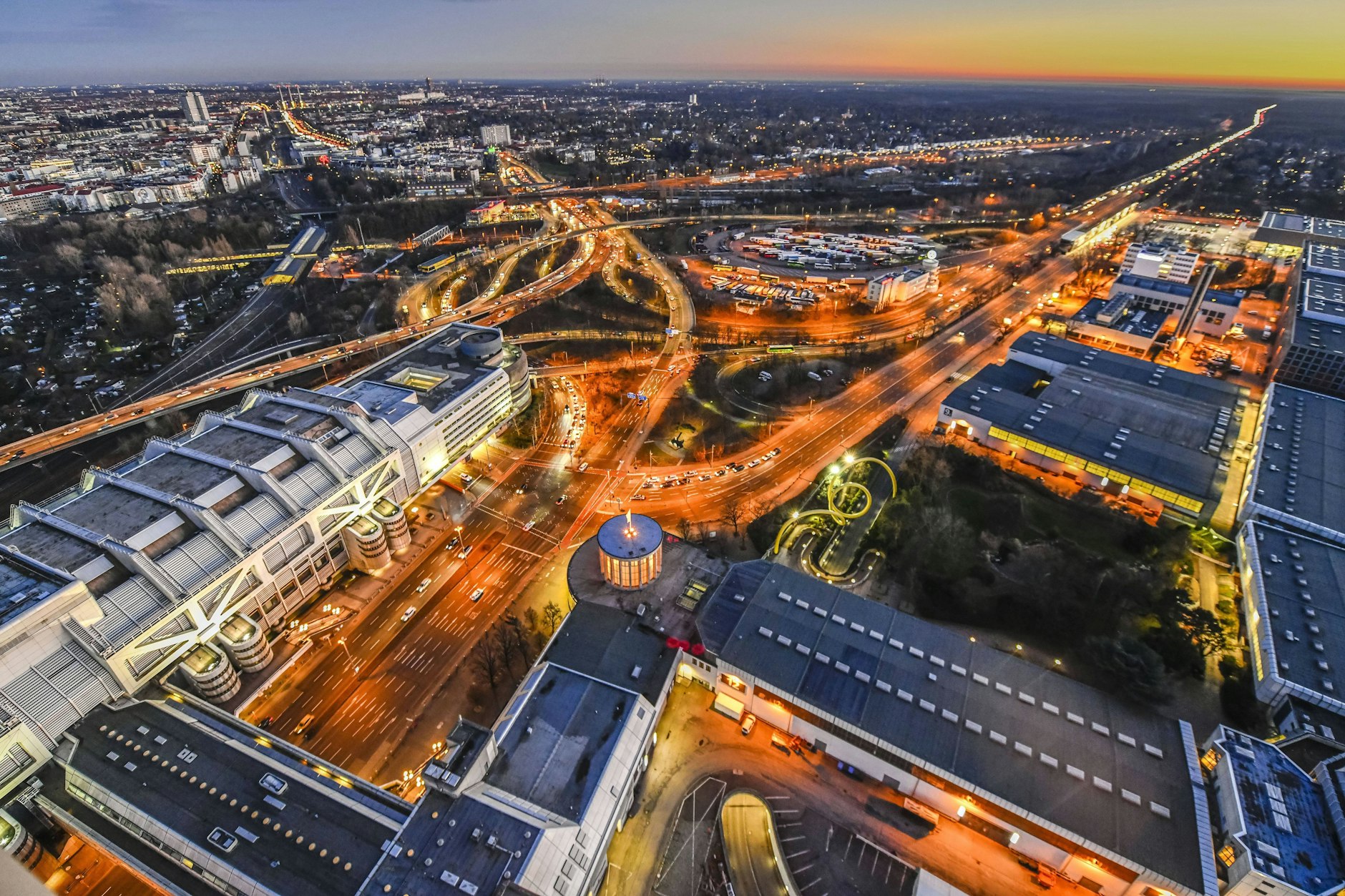 Einer der wichtigsten Knotenpunkte im Berliner Straßennetz: Am Autobahndreieck Funkturm neben dem ICC (links) trifft die Avus auf den Stadtring, die A100.