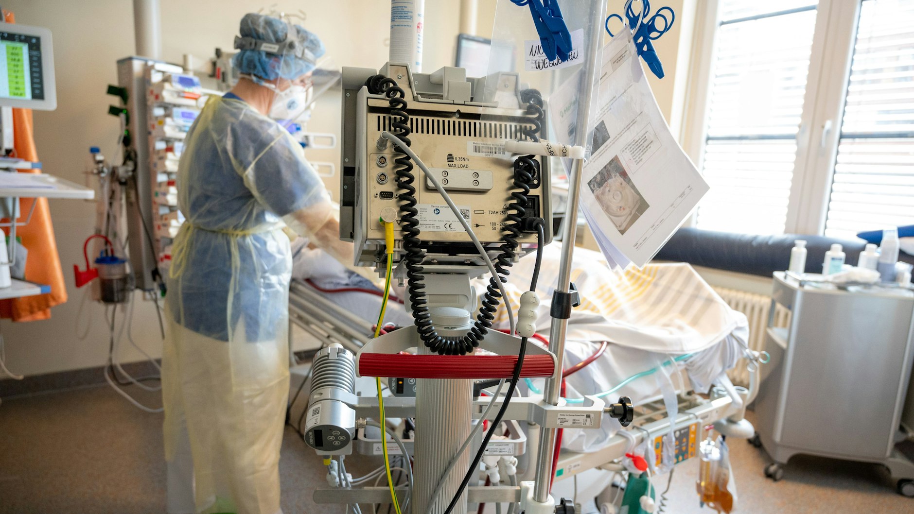 Auf einer Berliner Intensivstation wird ein Patient mit einem schweren Covid-19-Krankheitsverlauf behandelt.