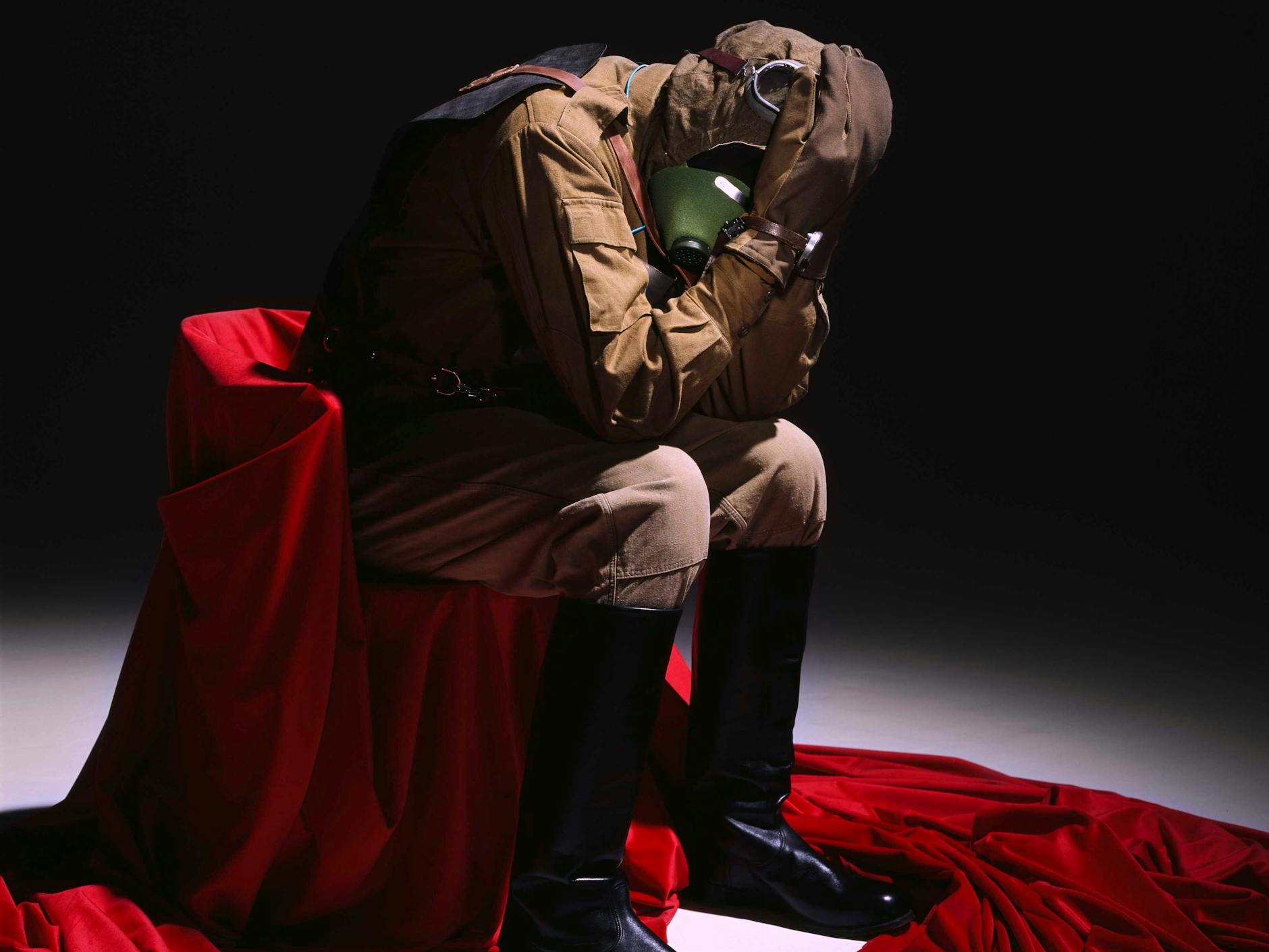 Den Helden, die sich als Erstretter opferten in der Reaktorkatastrophe von Tschernobyl 1986, widmet der Berliner Künstler Andreas Mühe seine inszenierte Fotoserie „Bioroboter“, 2020. Hier das erste Motiv des „Requiems“. Es war letzten Herbst das Altarbild in der St.-Matthäus-Kirche am Kulturforum. Nun kann es ersteigert werden.