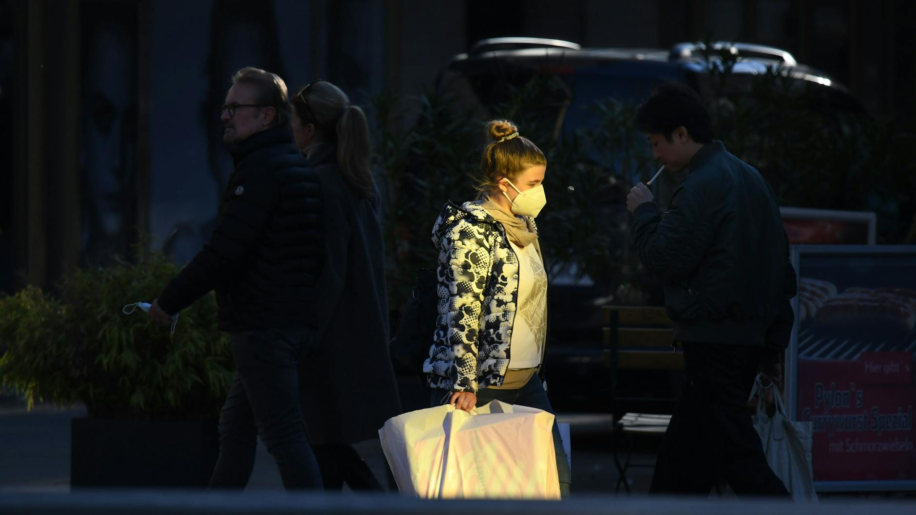 Das Tragen von Masken und andere Corona-Schutzmaßnahmen bleiben laut den Forschern auch in Ländern mit hoher Impfquote wichtig.